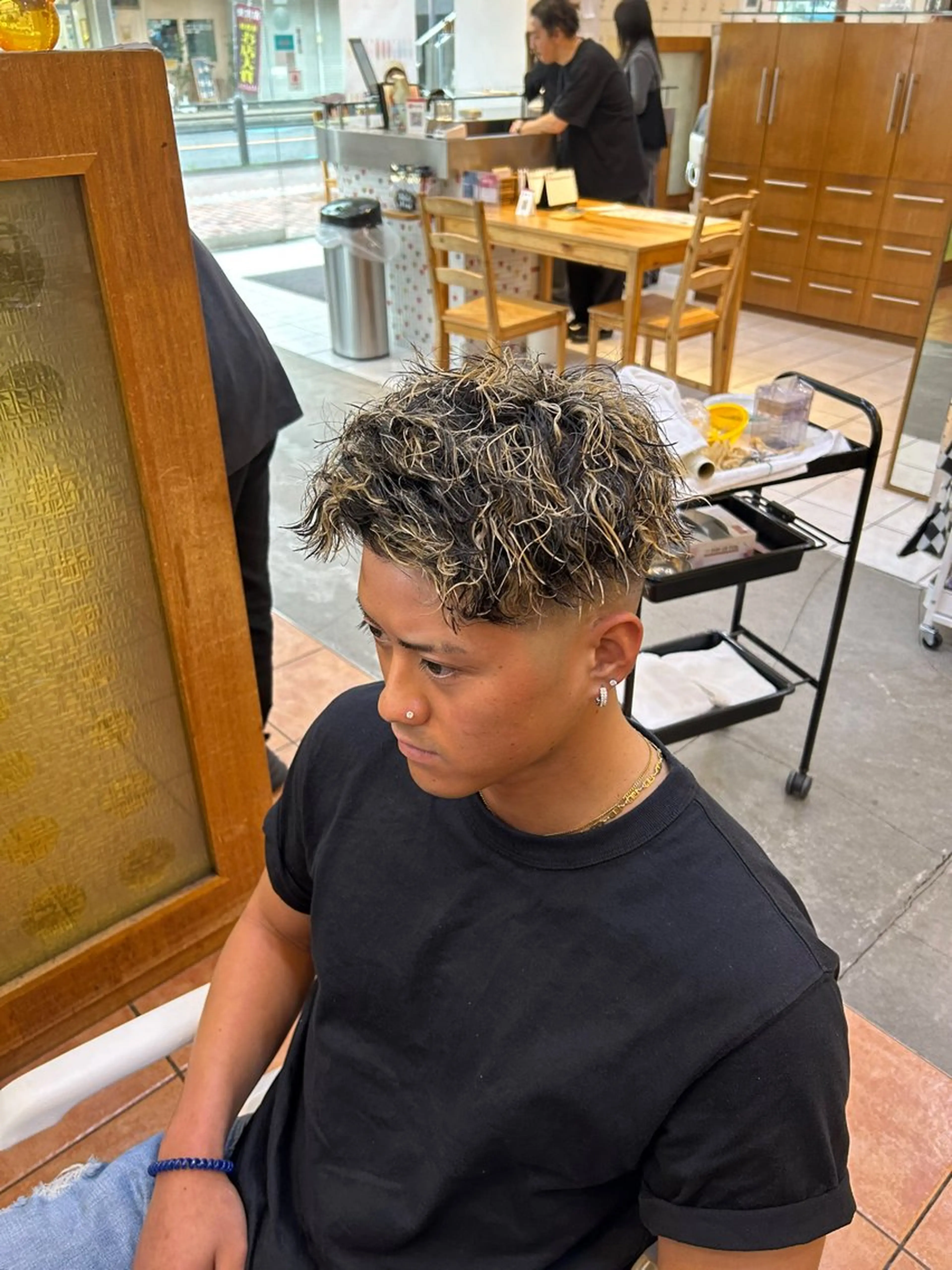 ショート カラー パーマ メンズ メンズハイライト メンズメッシュ メンズパーマ メンズツイストパーマ ハイライトカラー カット ヘアカラー パーマ メンズパーマ/ フェード　Tumのヘアスタイル