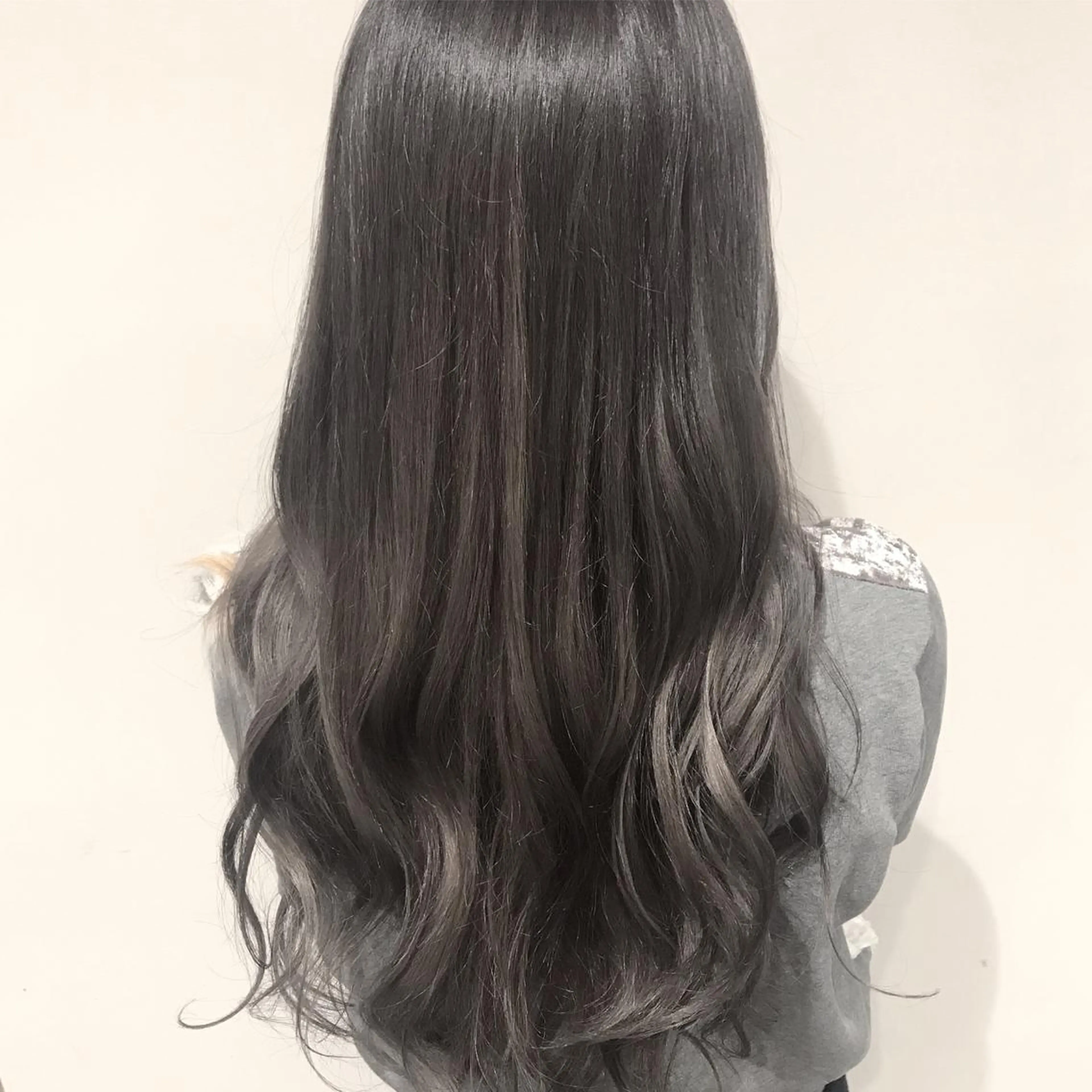 セミロング カラー アッシュ アッシュグレー アッシュグレージュ バレイヤージュ ブリーチ AMI Hair  supply所属・髪質改善カラー 韓国風レイヤーのヘアスタイル