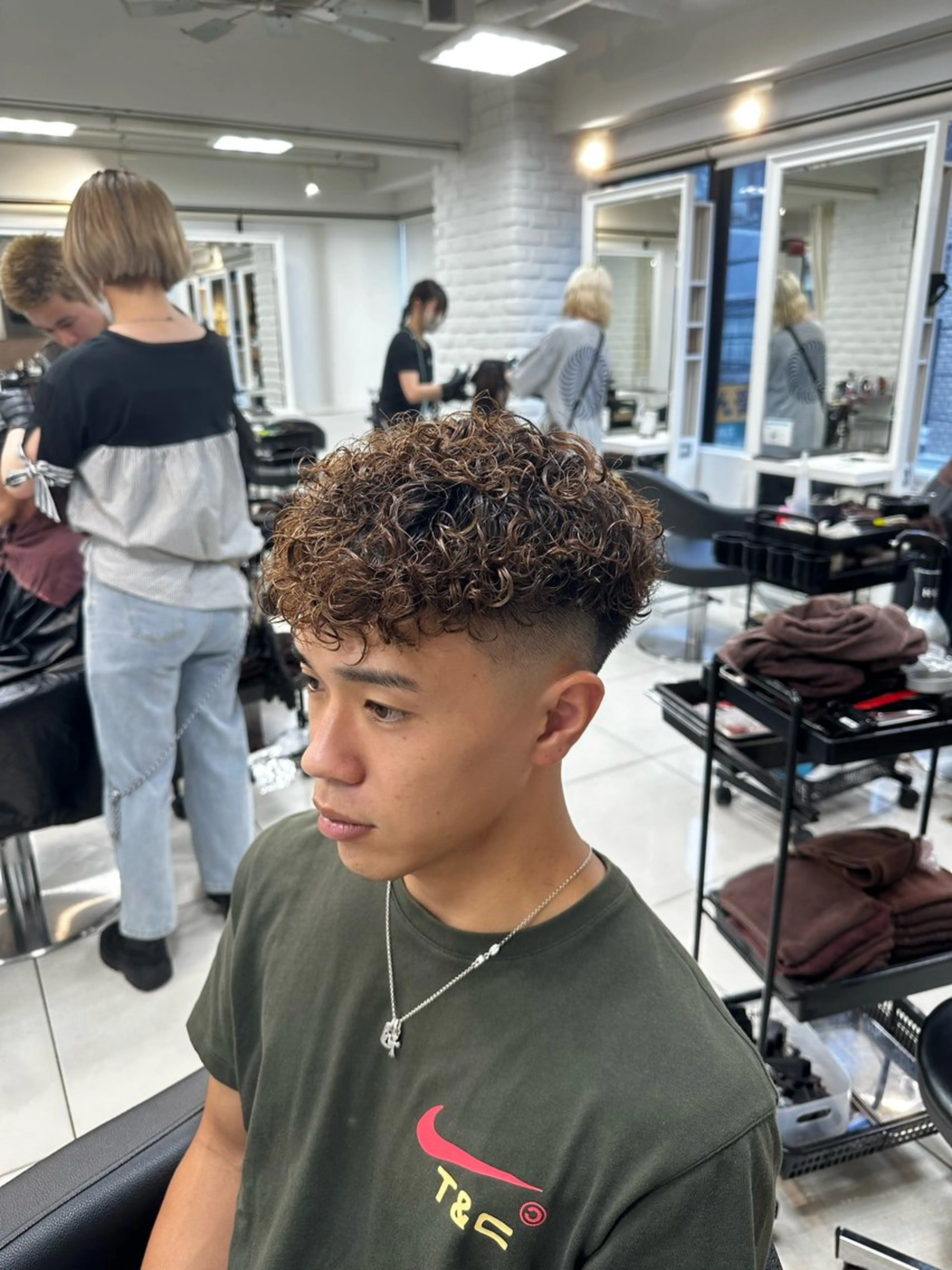 ショート パーマ メンズ フェードカット スペインカール 刈り上げ カット ヘアカラー パーマ トリートメント フェザーパーマ職人 🪶ryosukeのヘアスタイル