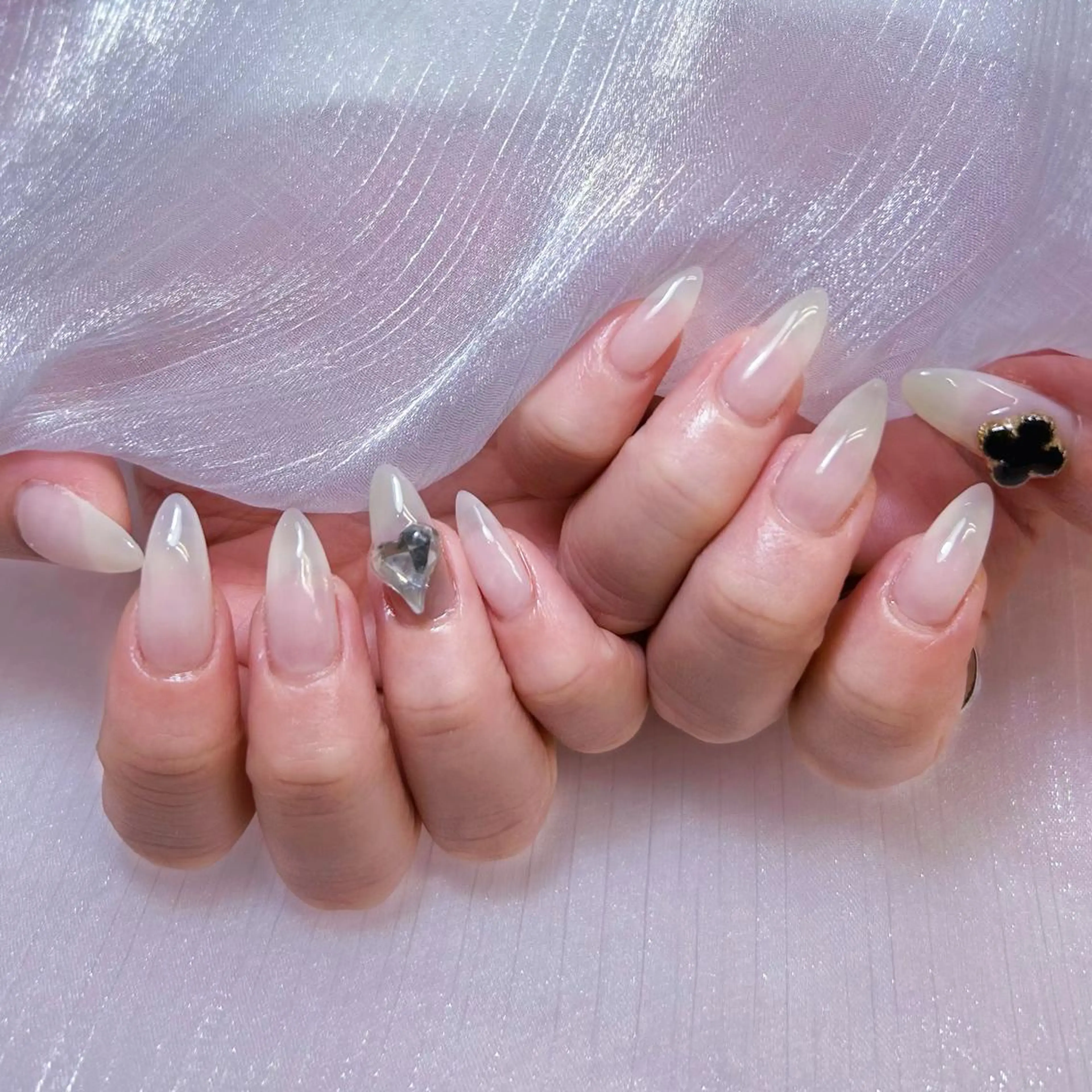 ネイル アートネイル オーロラネイル ガーリー キラキラネイル 韓国ネイル ハンドネイル DIANMOND NAIL🌸のネイルデザイン