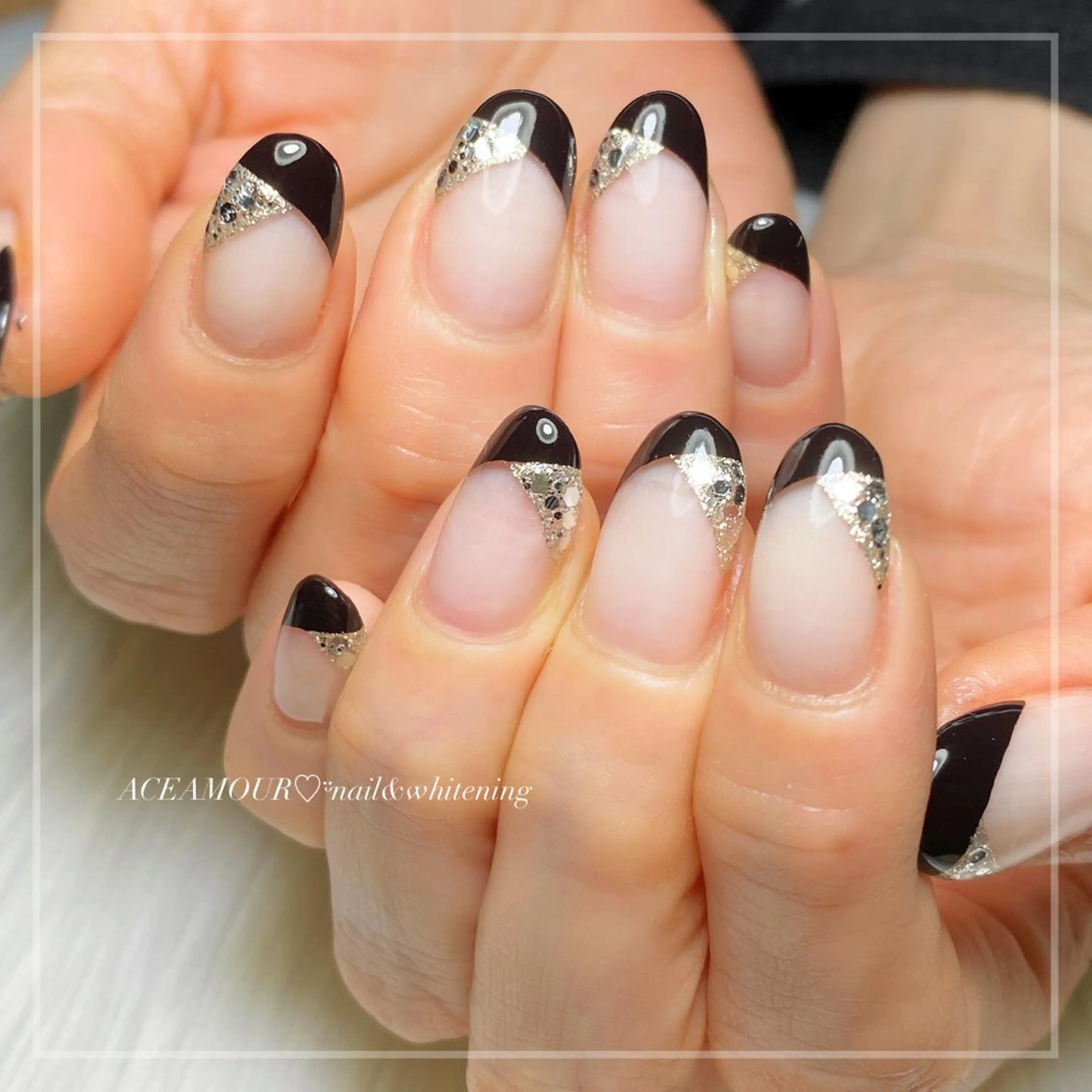 ネイル フレンチネイル 斜めフレンチ シルバー ネイル/耳つぼ /新ホワイトニングのネイルデザイン