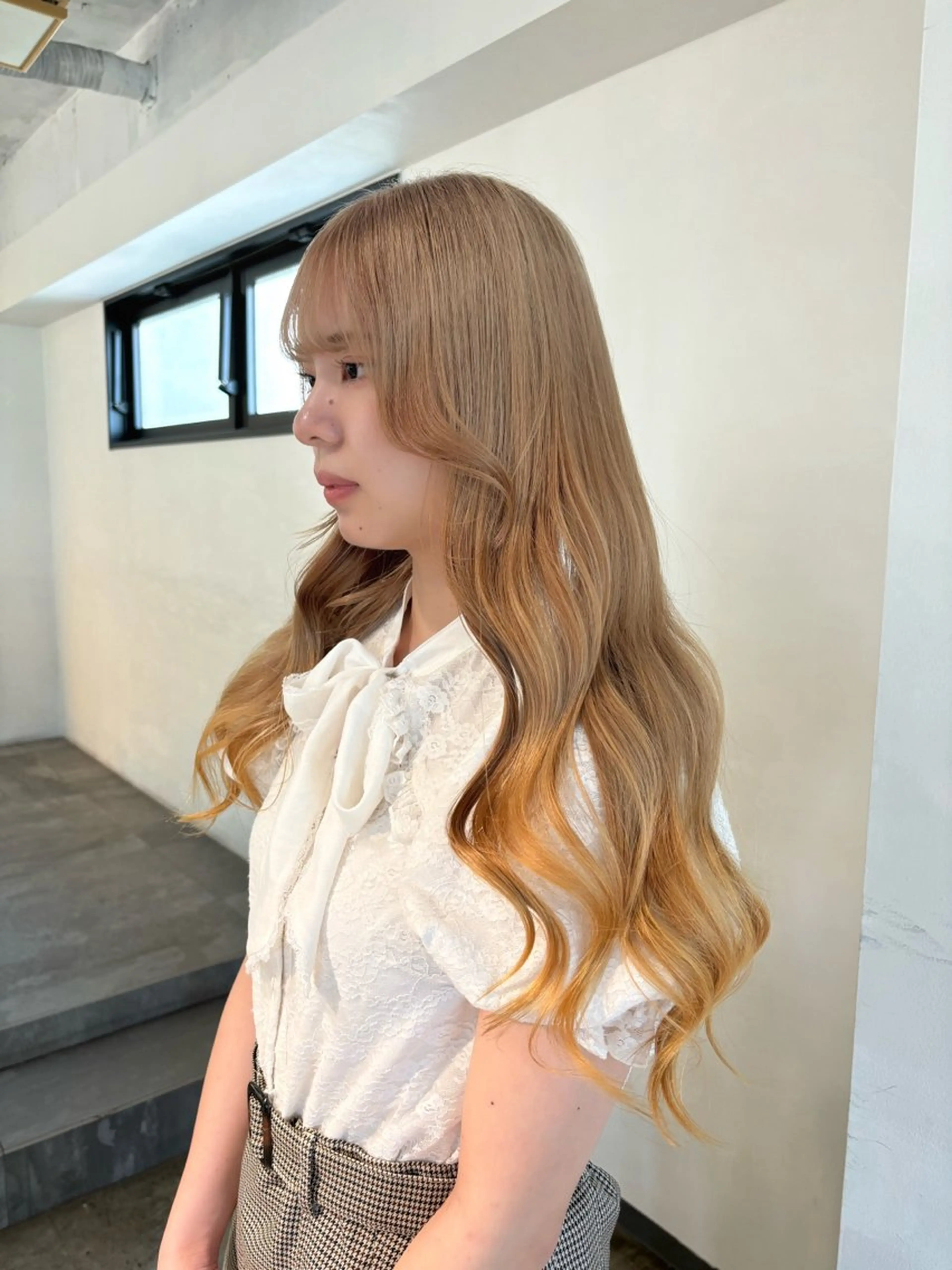 ロング カラー ベージュカラー ブリーチ ケアブリーチ デザインカラー ミルクティーベージュ ヘアカラー トリートメント 暖色カラー🍒 ケアブリーチ/akiのヘアスタイル