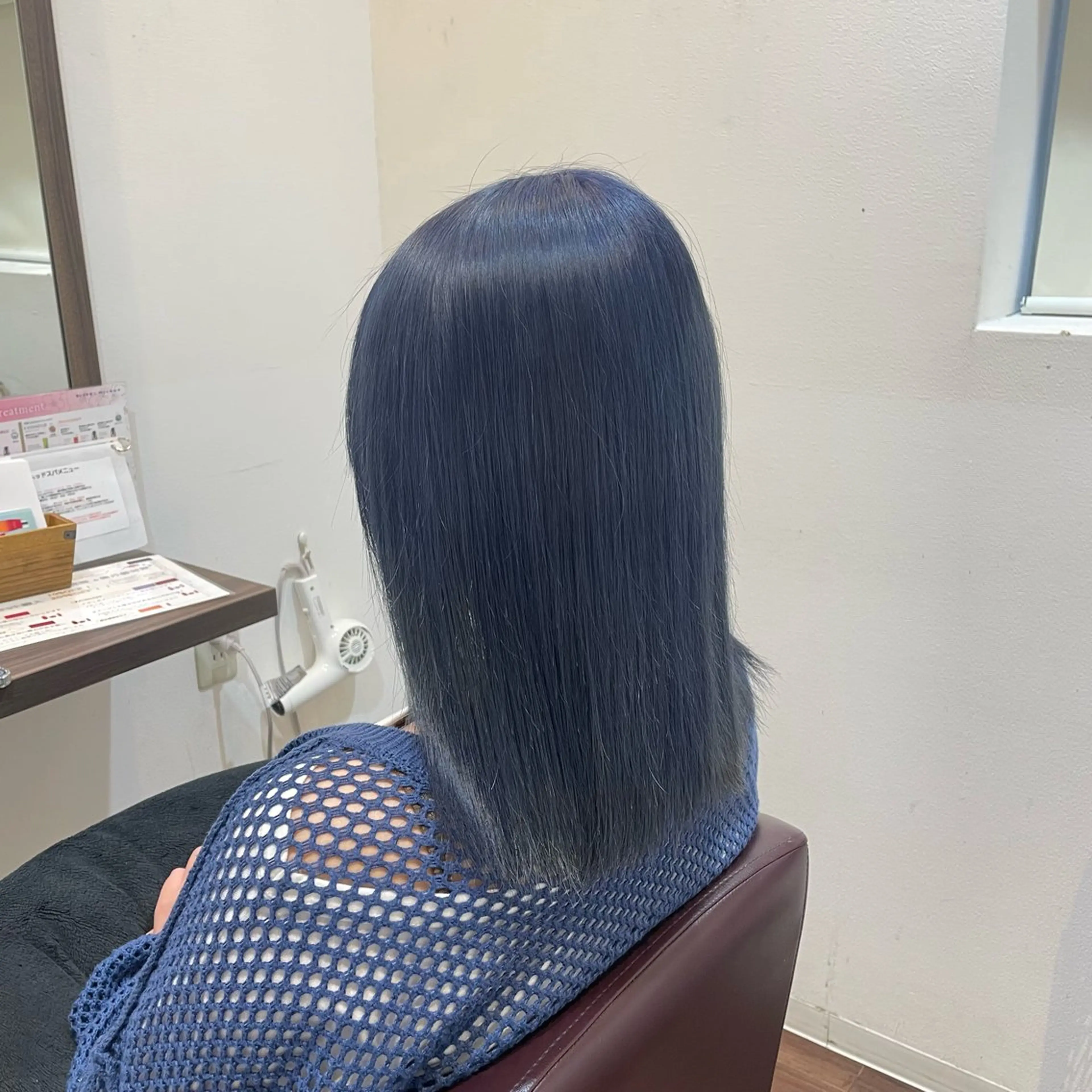 ミディアム カラー ブリーチ ブルーカラー 川原 飛奈のヘアスタイル