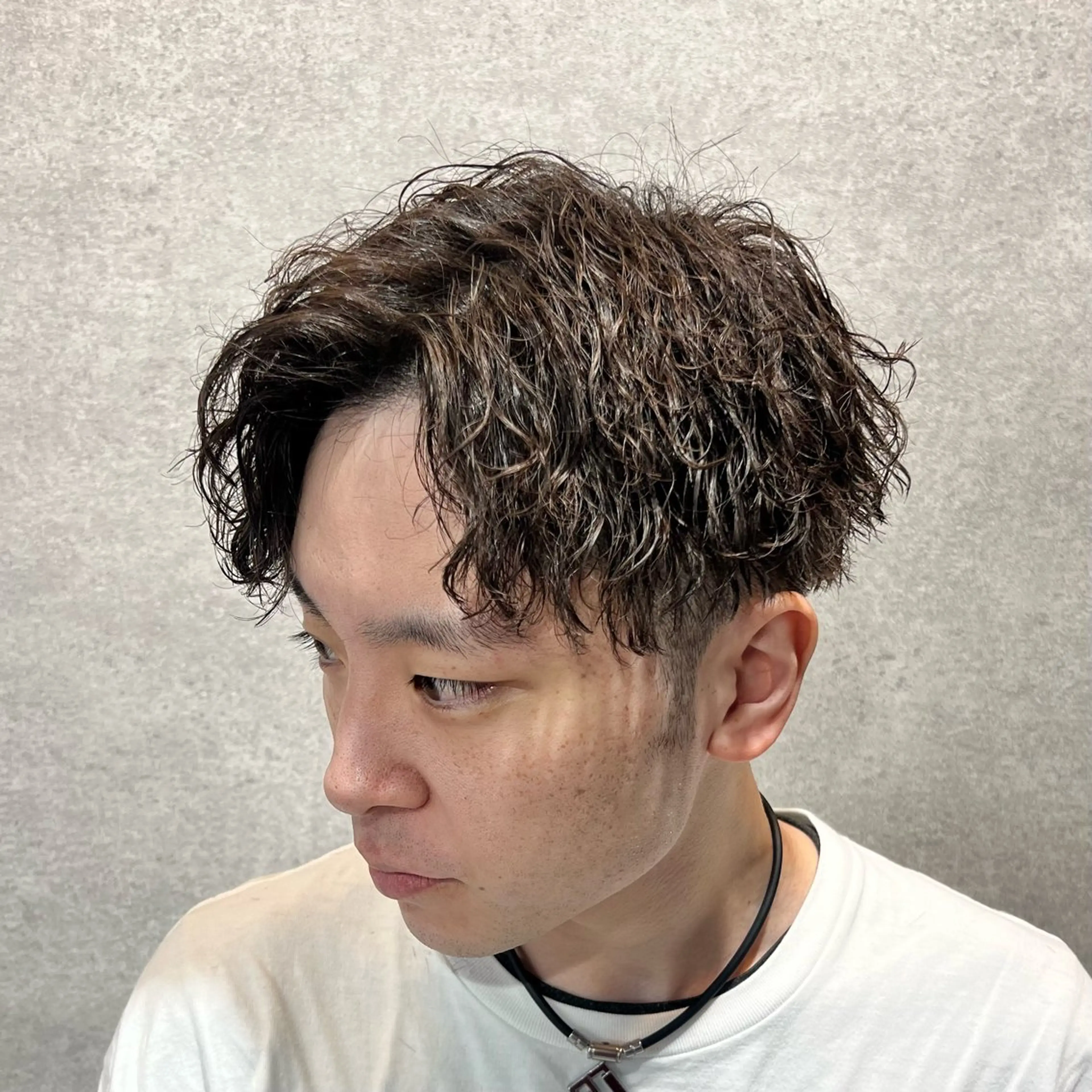 ショート カラー パーマ ヘアアレンジ メンズ センターパート メンズハイライト メンズメッシュ マッシュ メンズパーマ カット パーマ トリートメント ヘッドスパ ヘアセット 仕上がり満足度No. 1🔥BLUCK🔥のヘアスタイル