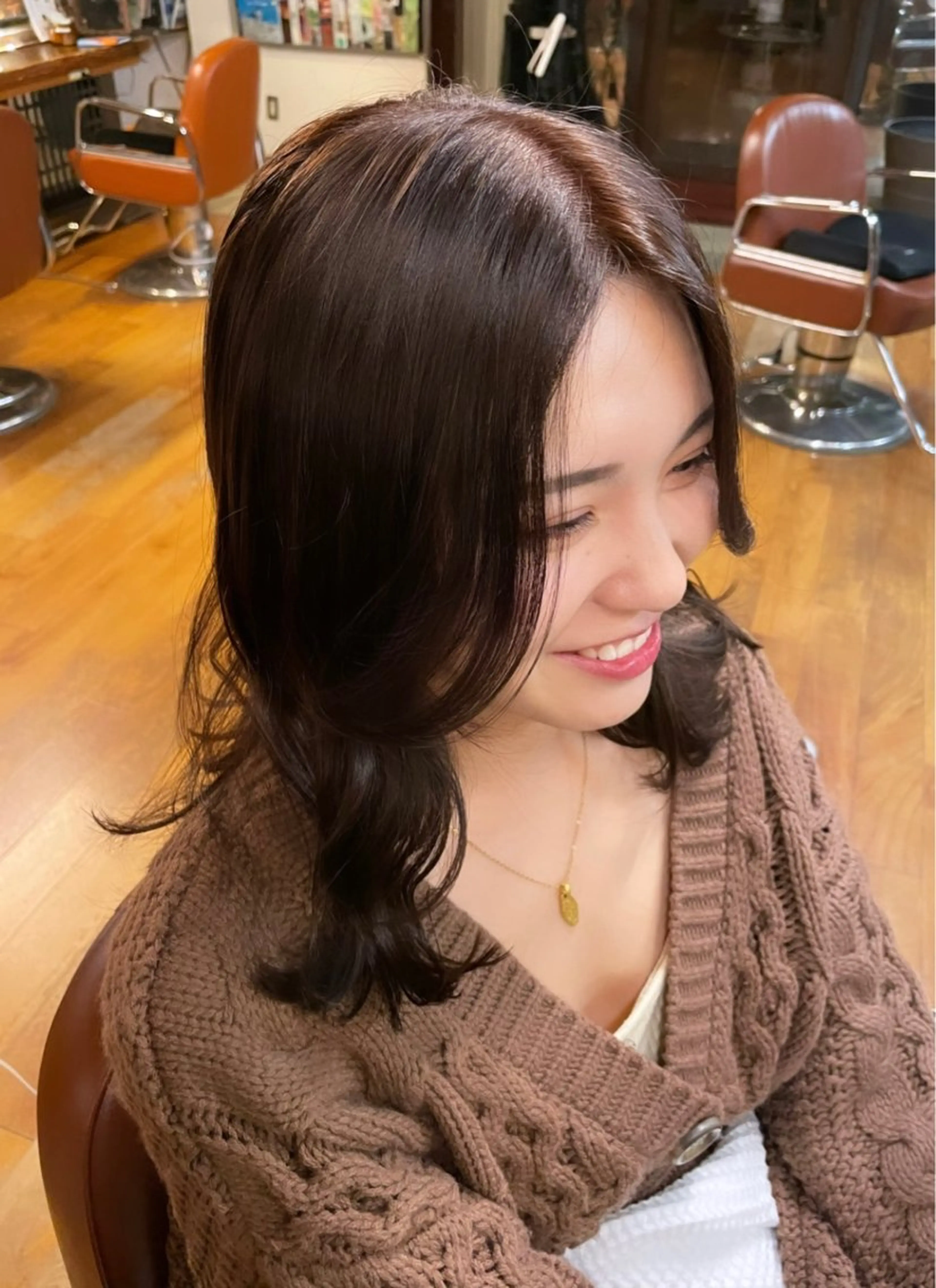 ミディアム カラー くびれヘア 顔まわりレイヤー レイヤーカット ayaka |トレンドヘアのヘアスタイル