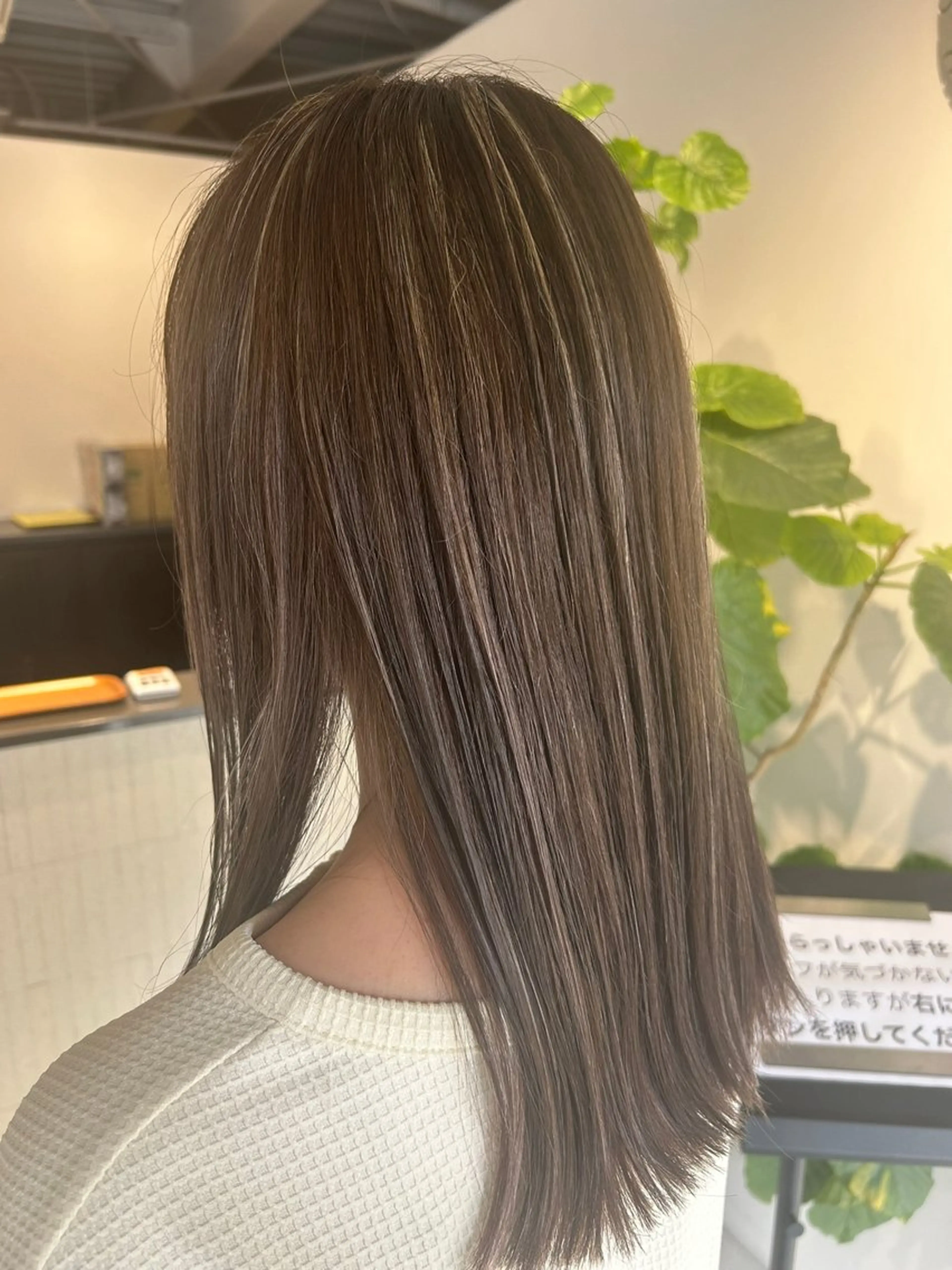 セミロング カラー 廣瀬 ちよみのヘアスタイル