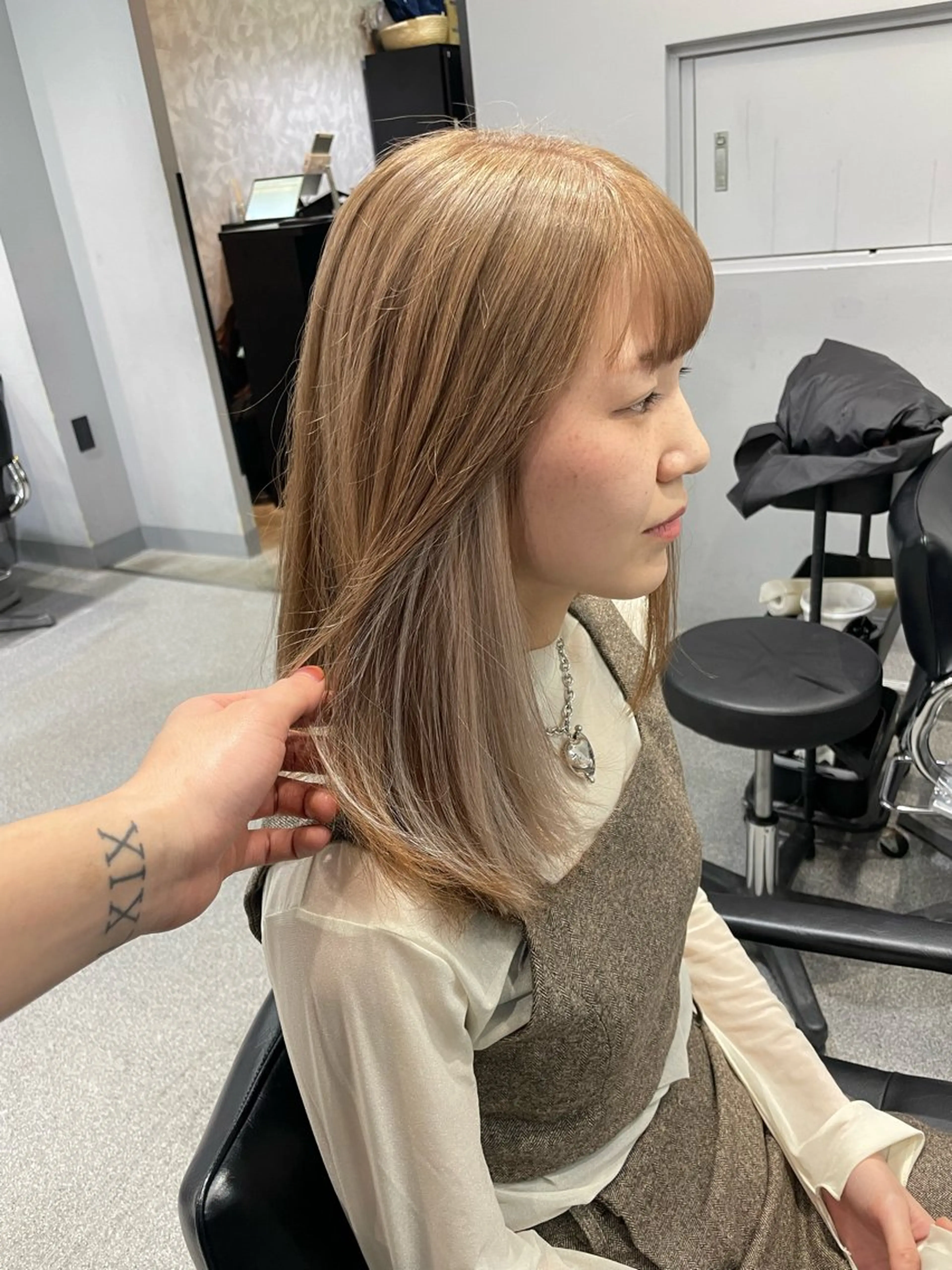 ミディアム ヘアカラー エクステ ケアブリーチ/ エクステ/レイヤーのヘアスタイル