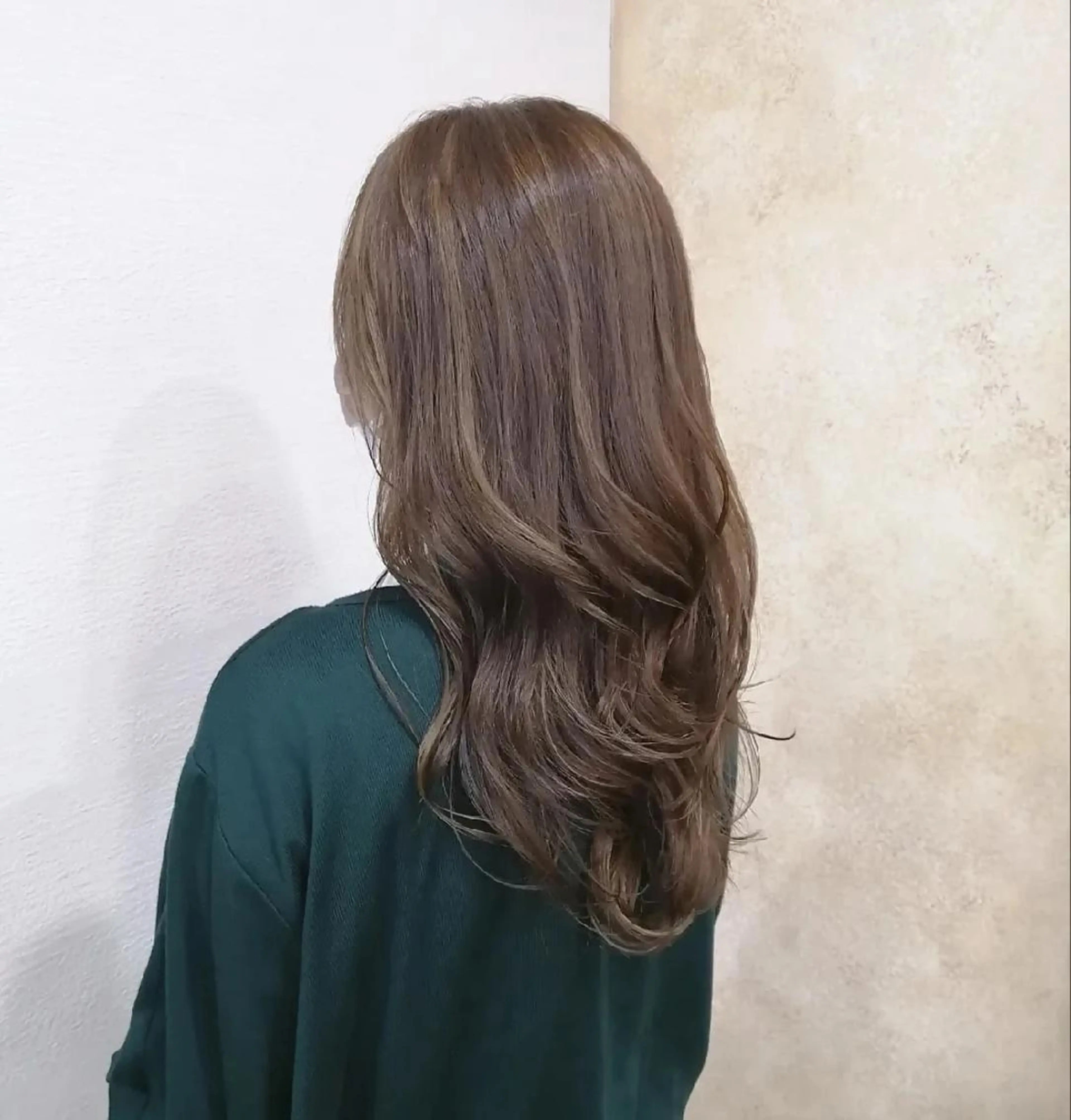 ロング カラー ベージュカラー ハイライトカラー イエローカラー ハイライト sepiage trois所属・酒井 亜希のヘアスタイル