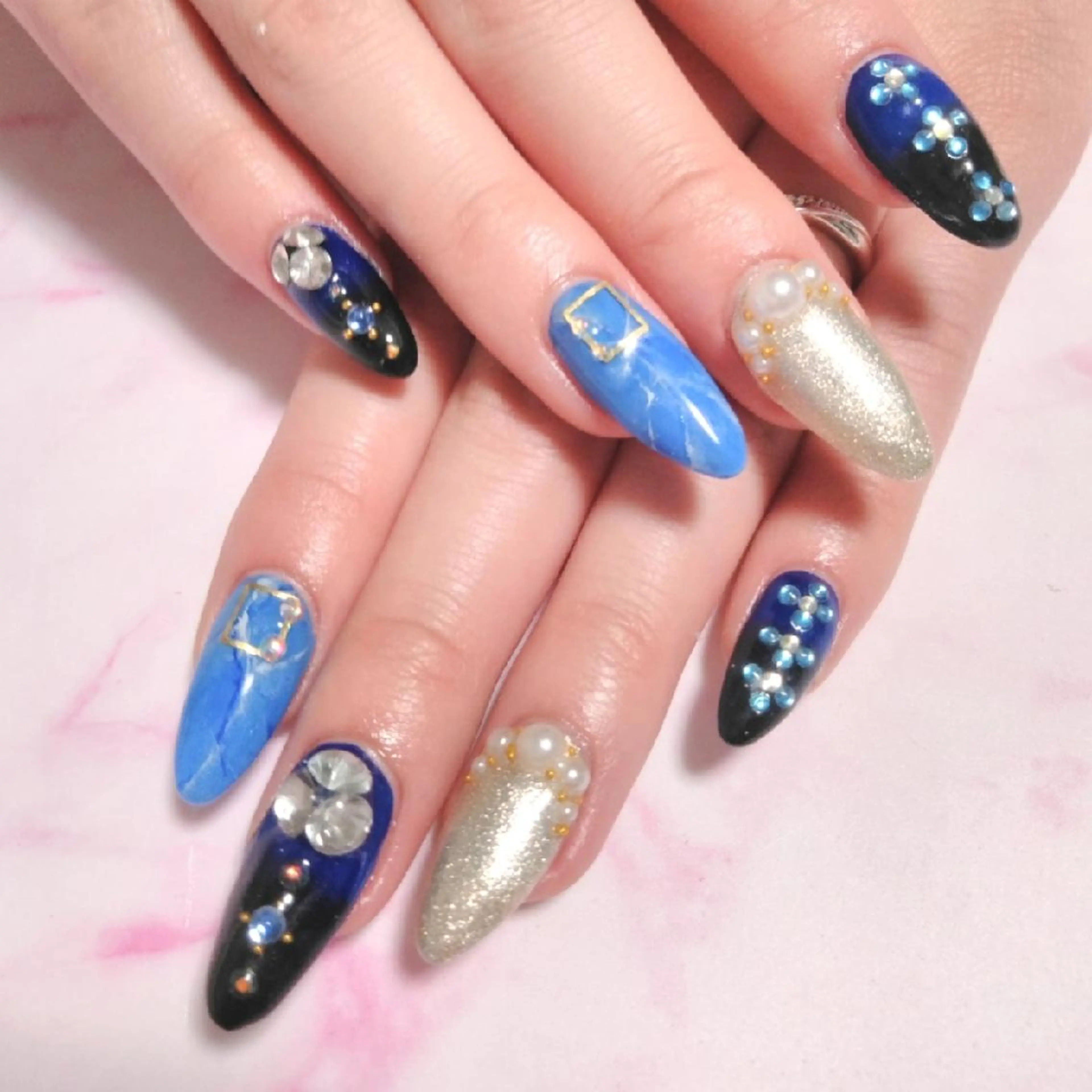 ネイル エステとネイル ローズコンフォートのネイルデザイン