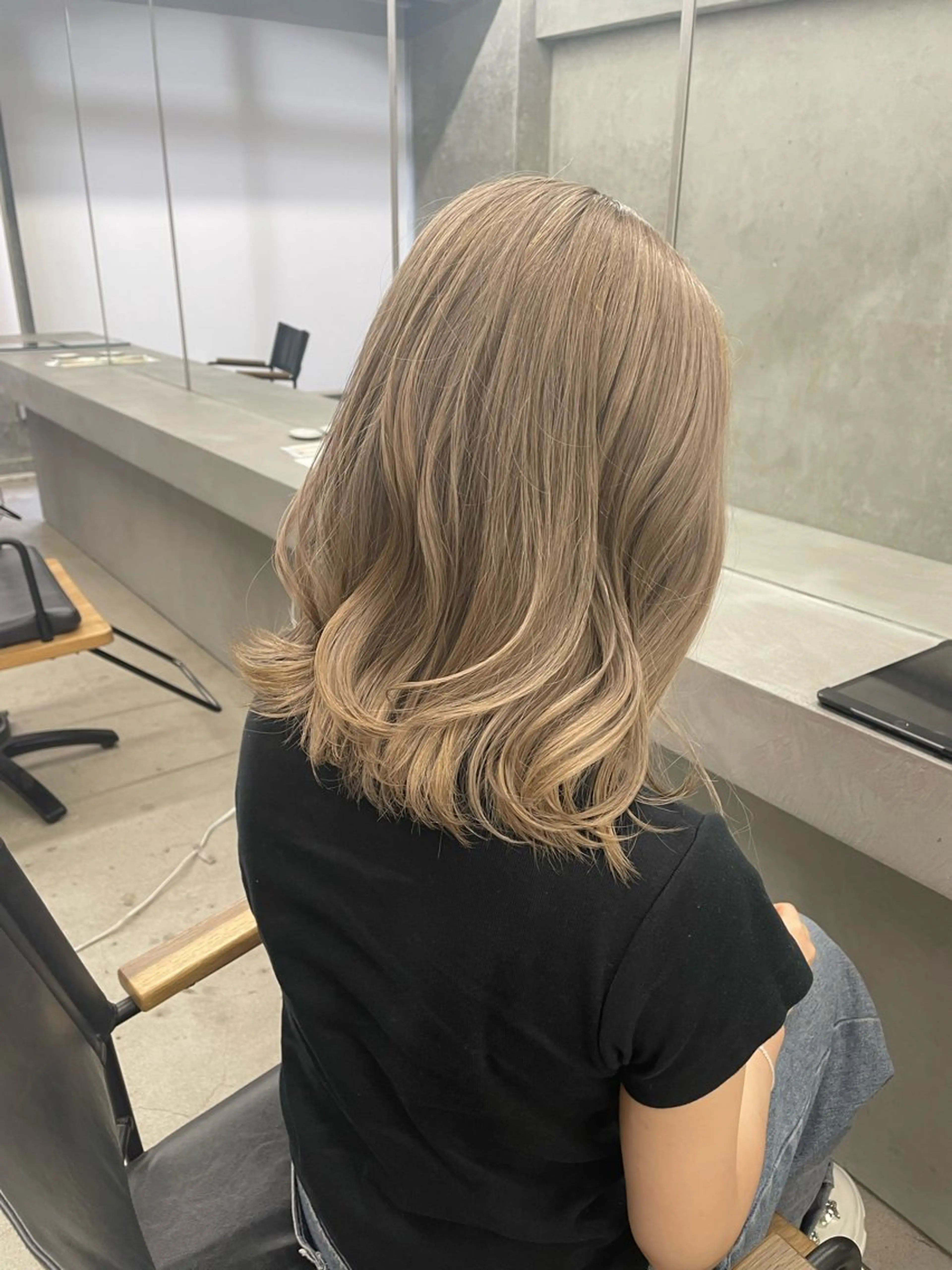 ミディアム カラー 小出 萌恵のヘアスタイル