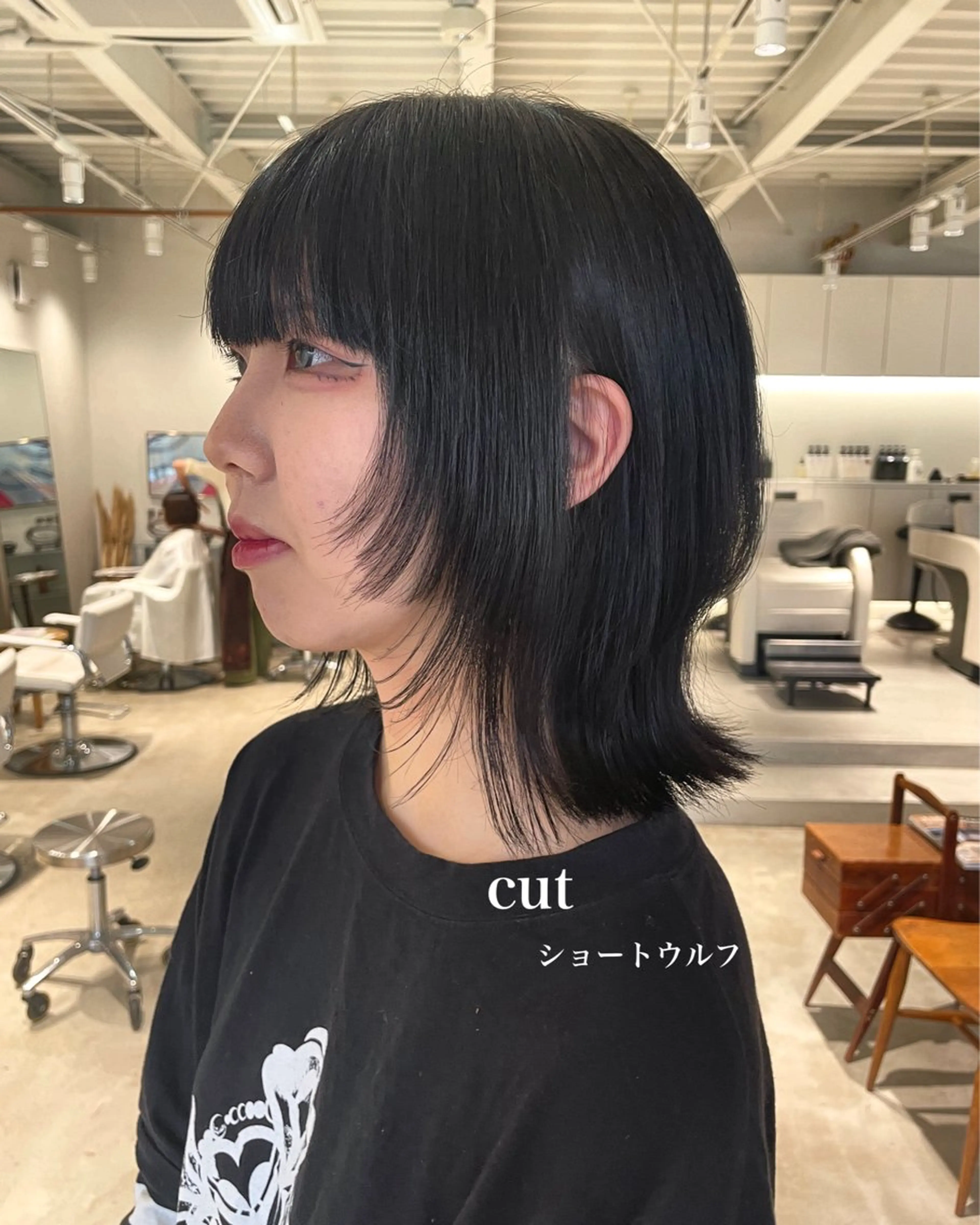 ミディアム ウルフカット 峯崎 葵のヘアスタイル