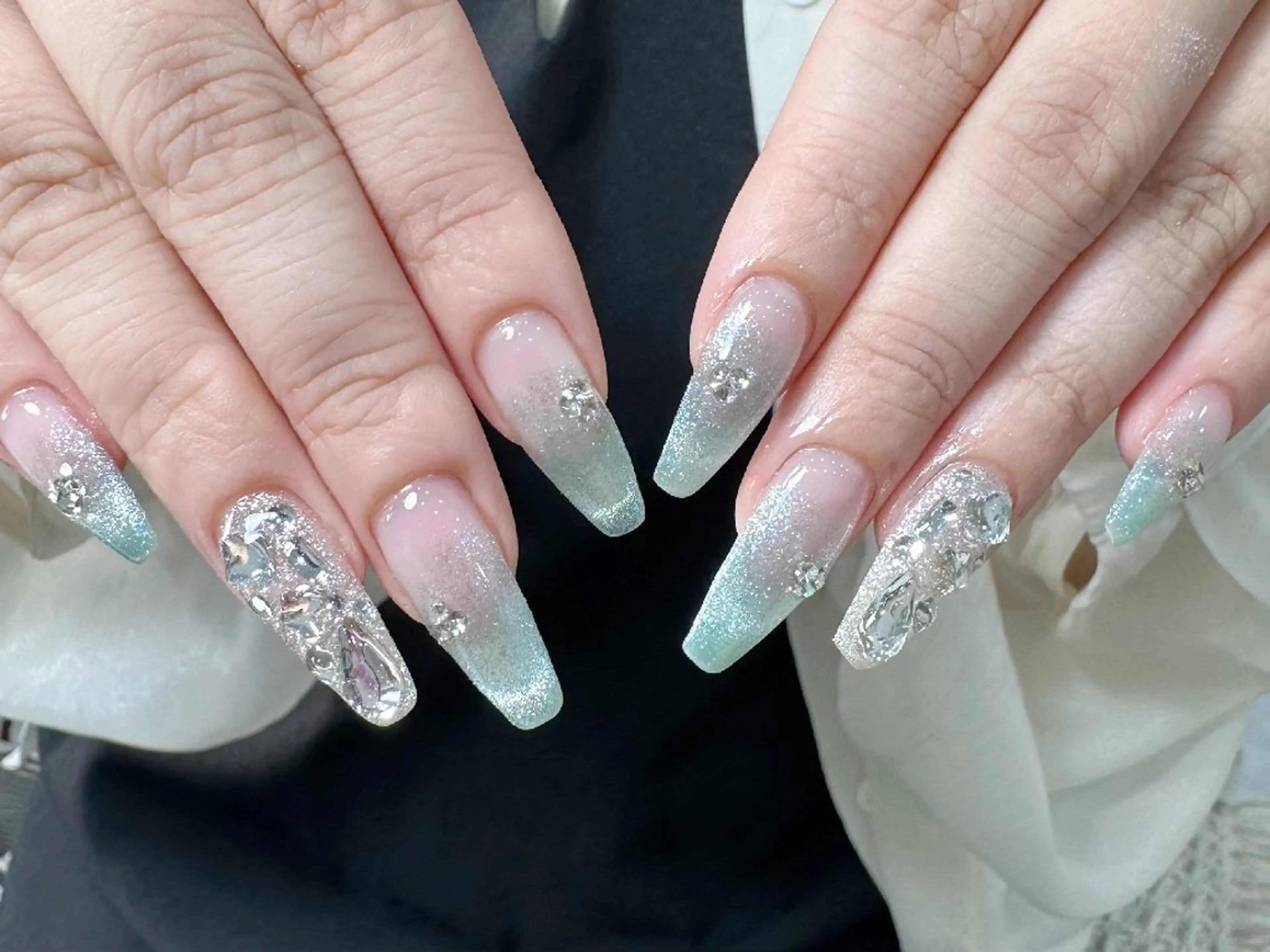 ネイル チークネイル フレンチネイル ジェルネイル ガーリー キラキラネイル ハンドネイル UM Nail Salonのネイルデザイン