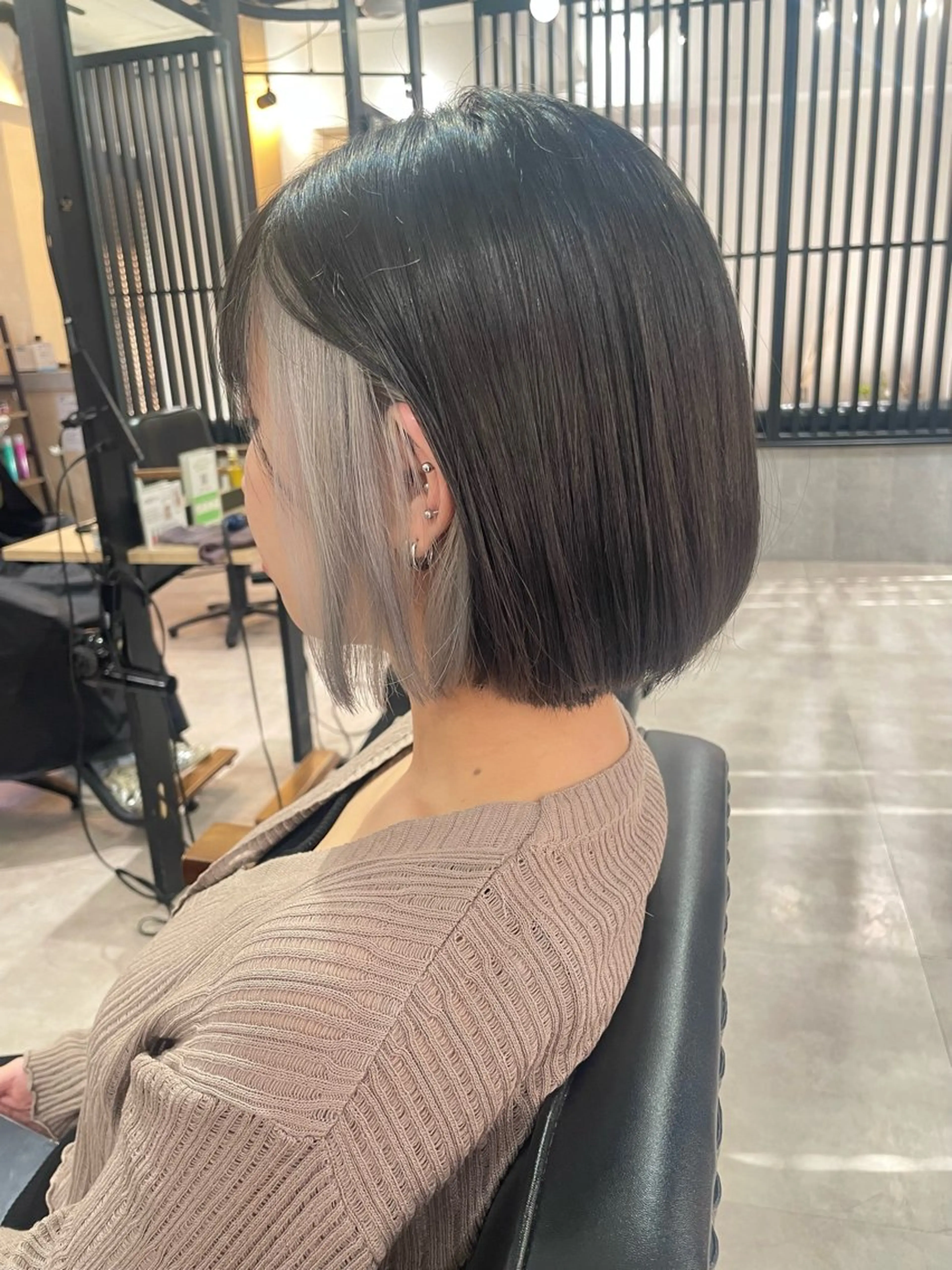 ショート カラー ブリーチ シルバー ヘアカラー 〘 ROSSO〙 yunonのヘアスタイル