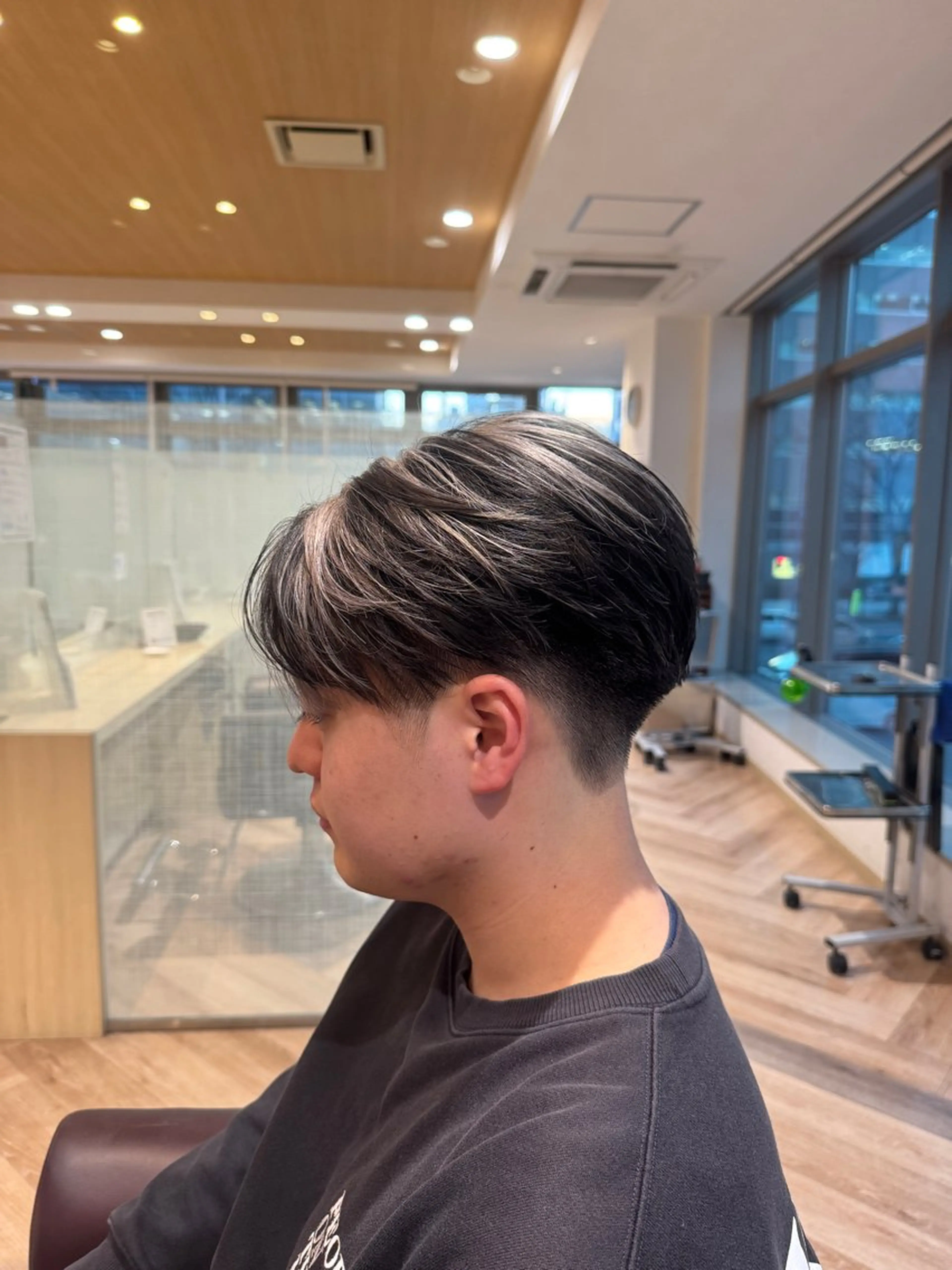 ショート メンズ メンズハイライト ハイライト メンズ特化/ センターパート/八谷のヘアスタイル