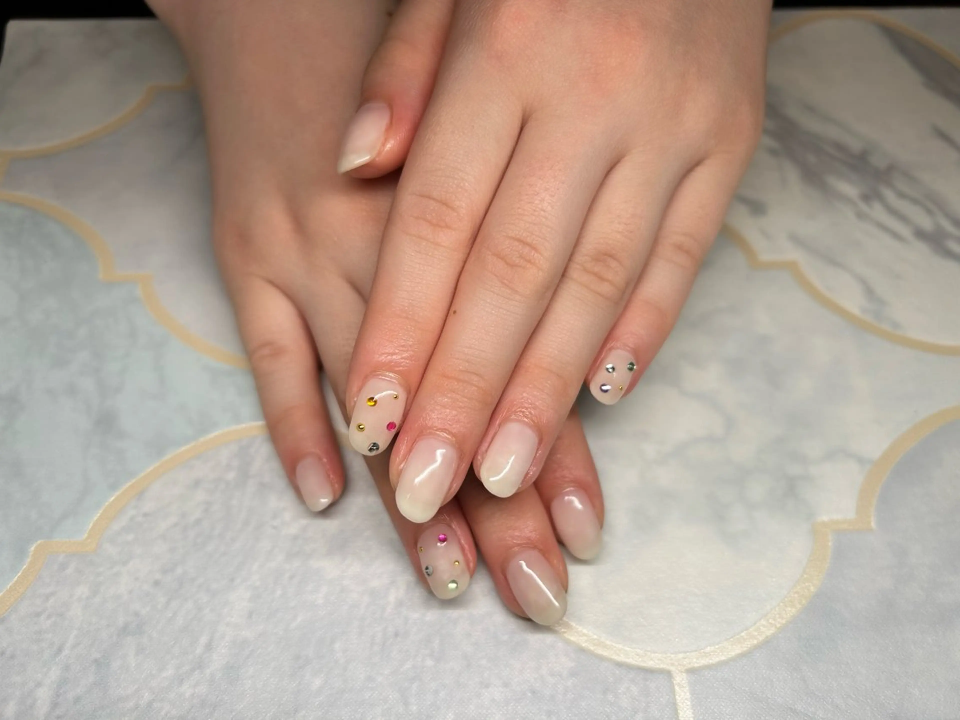 ネイル シンプルネイル ストーンネイル Lisa’s Salonのネイルデザイン