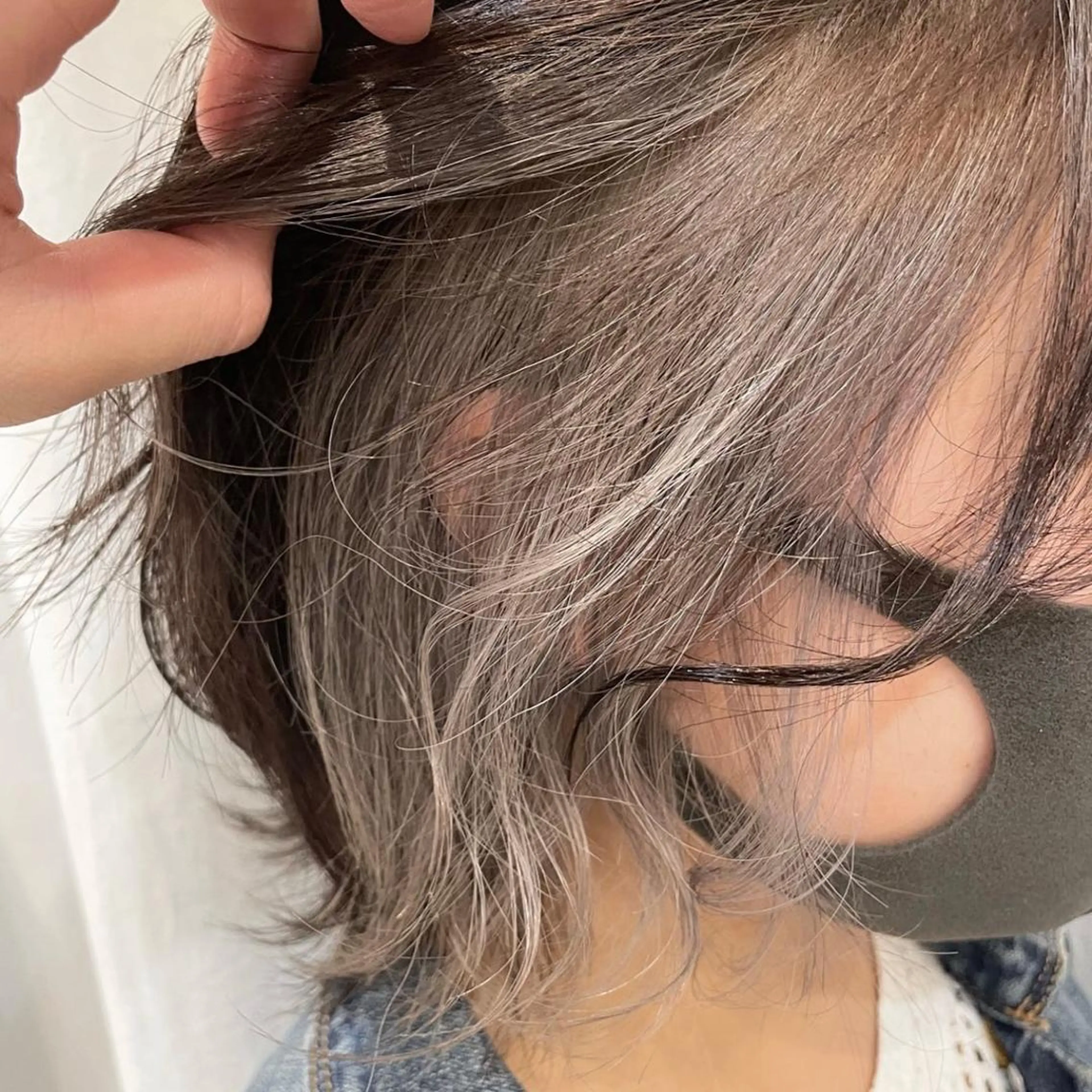 ショート カラー ヘアアレンジ ブリーチ イヤリングカラー ハイトーンカラー インナーカラー シルバー オザキクウガ/ ブリーチ/髪質改善のヘアスタイル