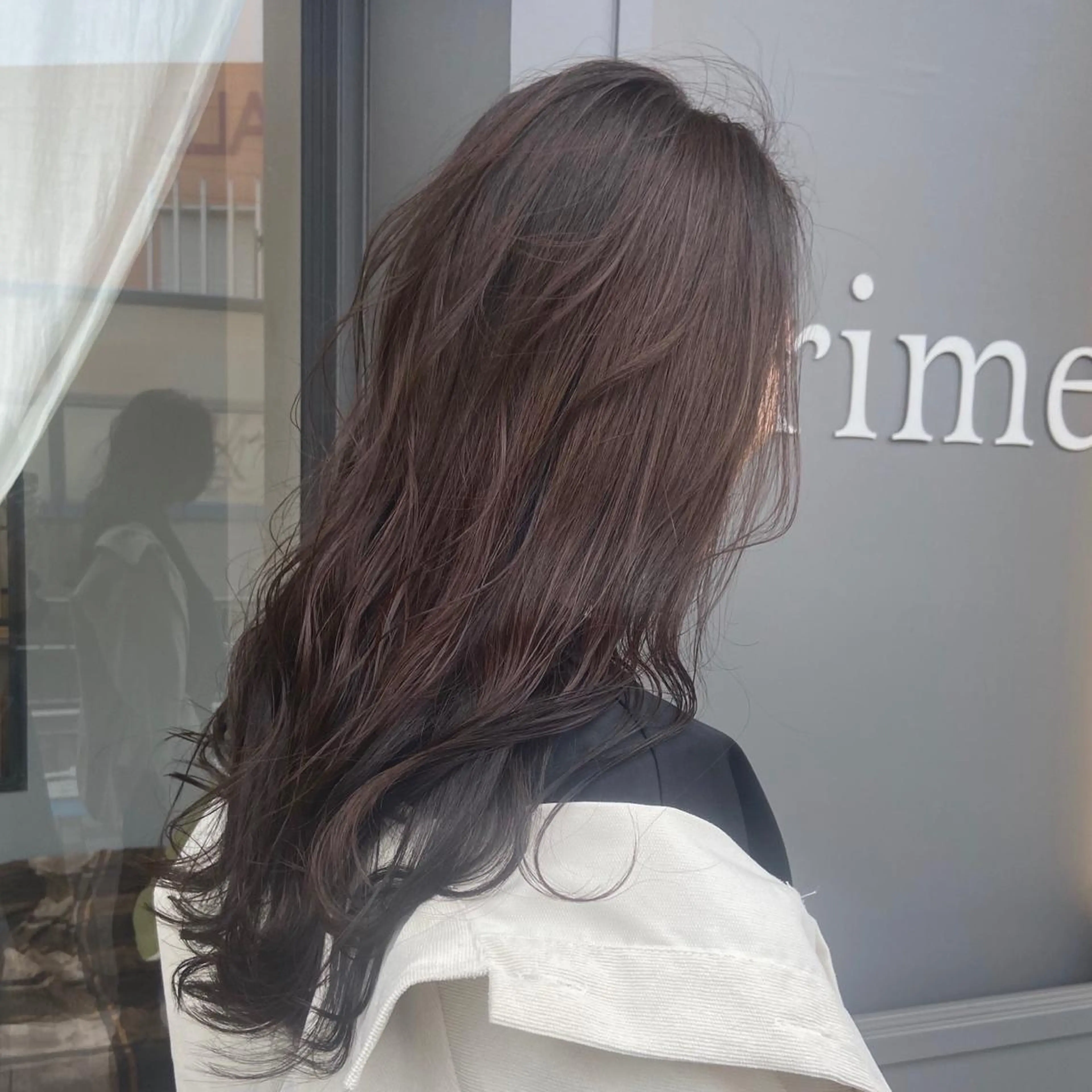 セミロング アッシュ 峯 志帆のヘアスタイル