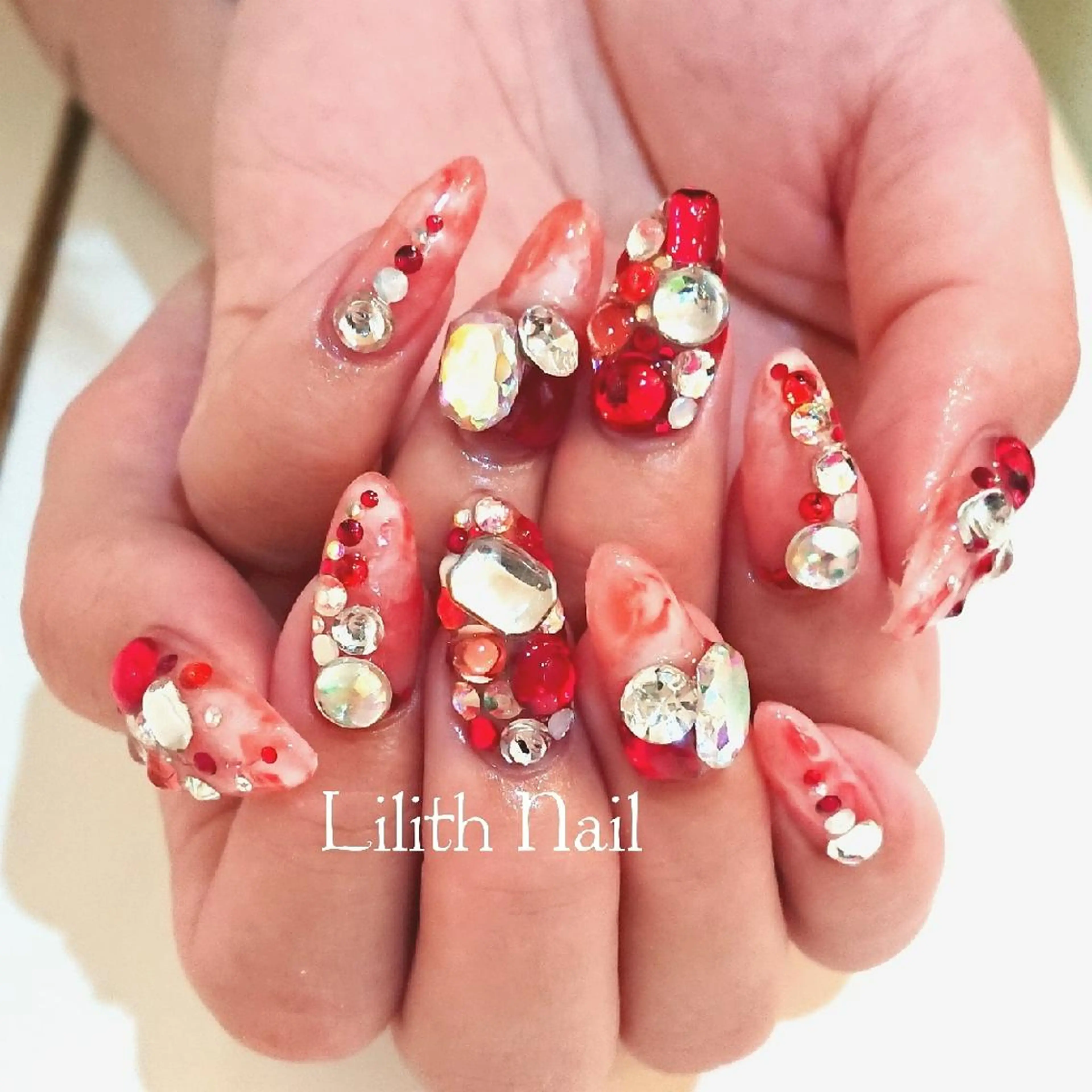 ネイル アートネイル 赤色 ストーンネイル Lilith Nailのネイルデザイン