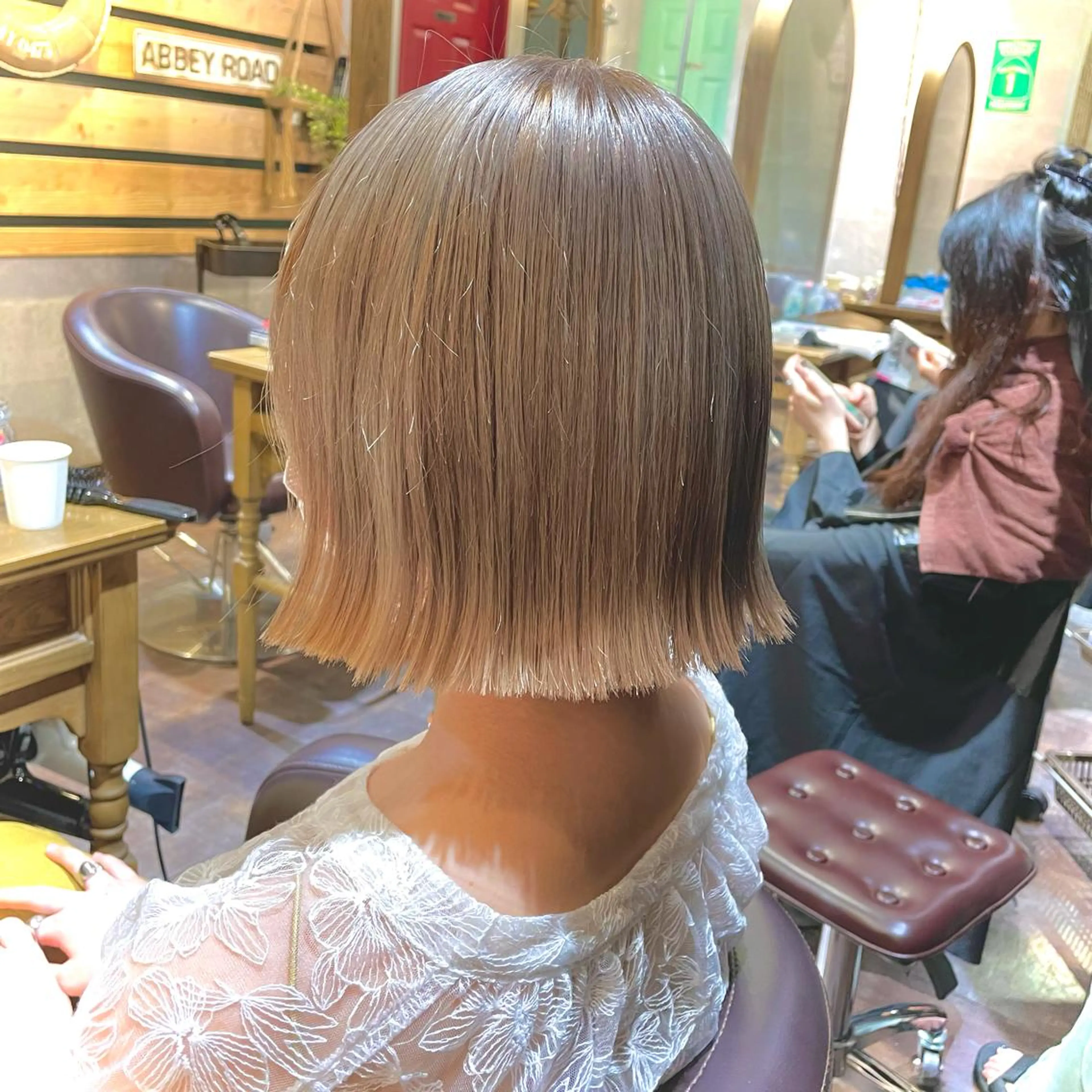 ショート カラー ベージュカラー ブリーチ ミルクティーベージュ 🌟透明感カラー 🌟松岡勇輝のヘアスタイル