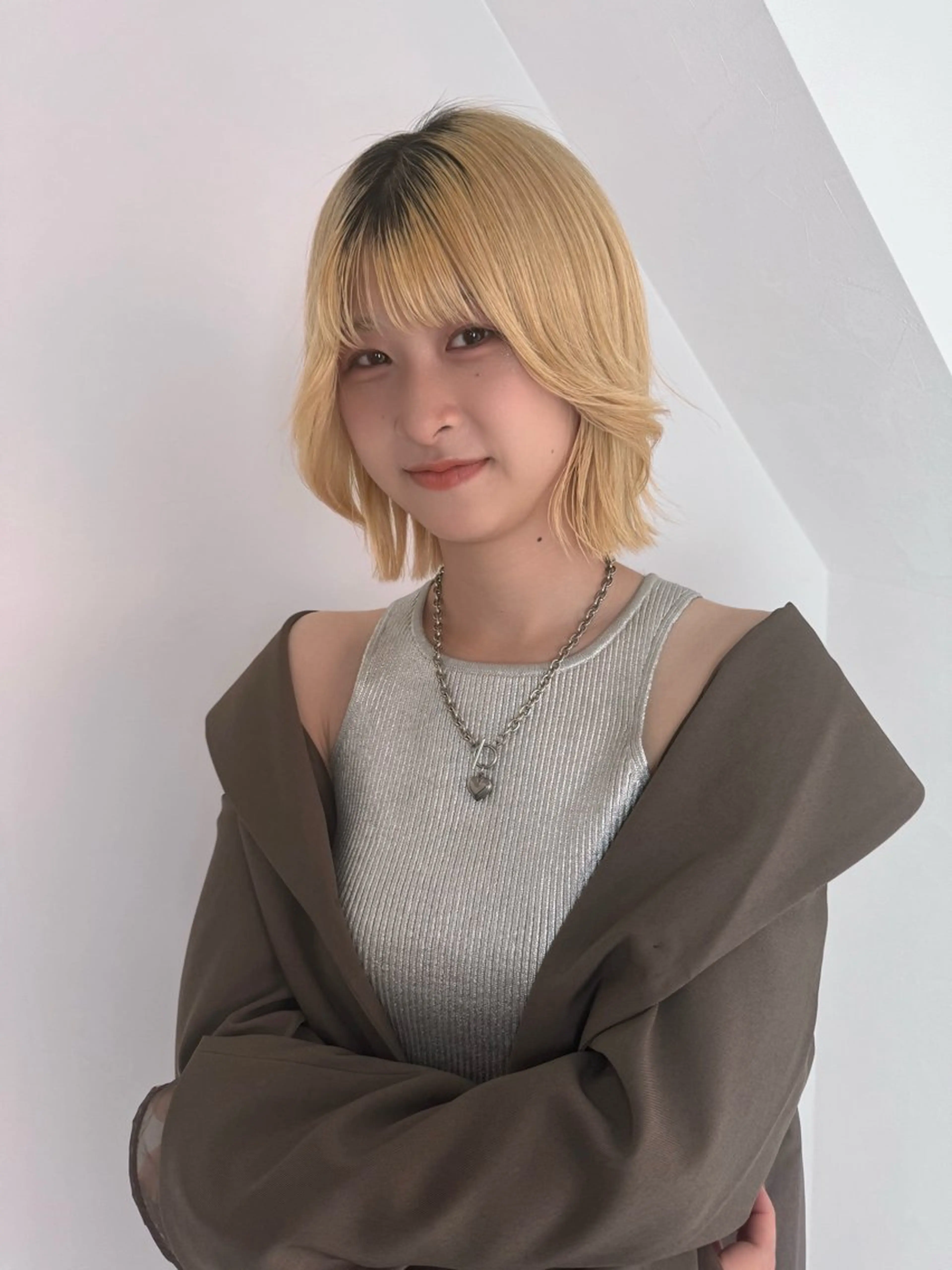 カラー 抜きっぱなしブロンド ハイトーン縮毛/暖色 なーな🎀🤍のヘアスタイル