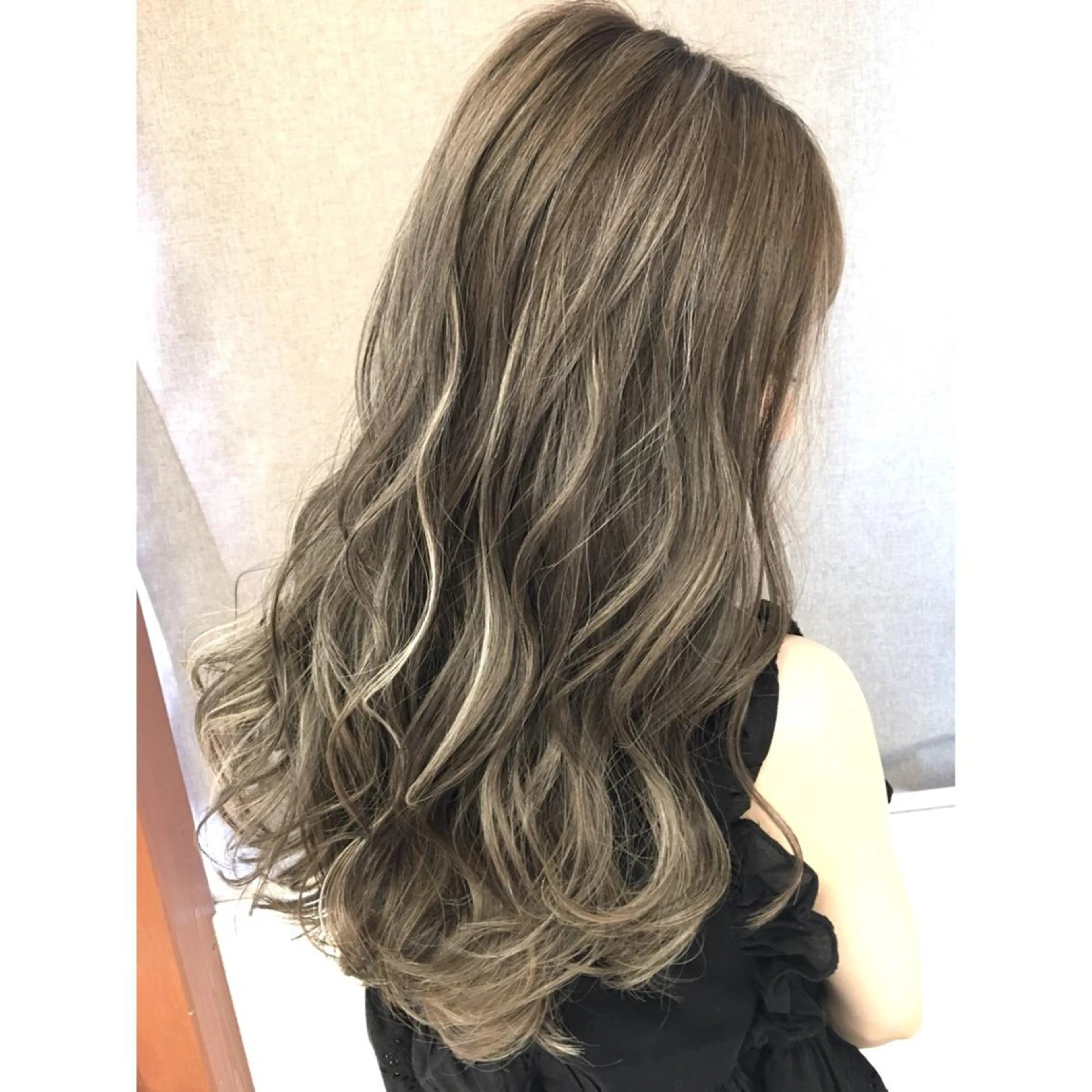 ロング カラー ベージュカラー ハイライトカラー 3Dハイライト ハイライト ヘアカラー トリートメント 井上 一平のヘアスタイル