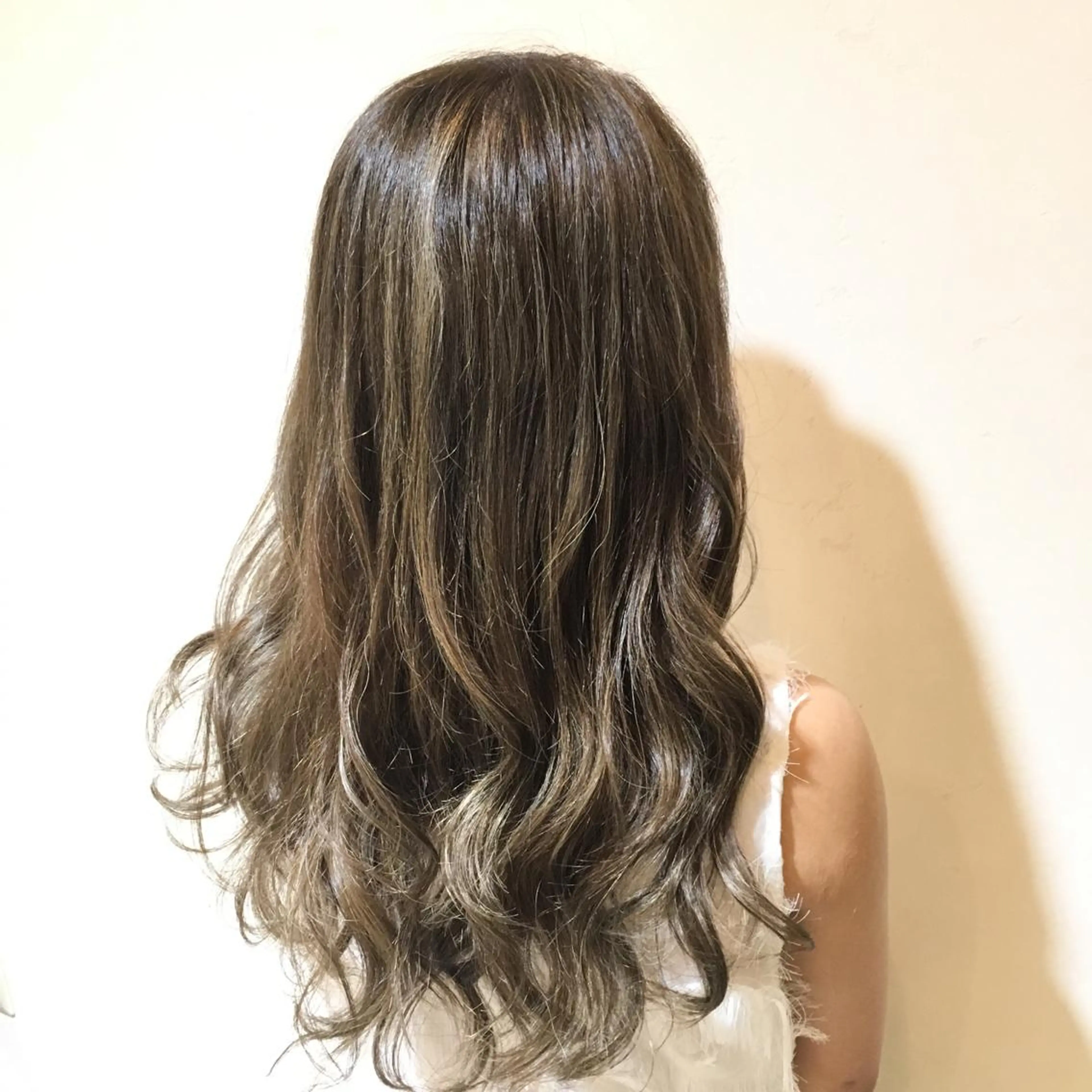 セミロング カラー アッシュ ブリーチ 透明感カラー ダブルカラー グラデーションカラー Dolce　梅田所属・城領 直輝のヘアスタイル