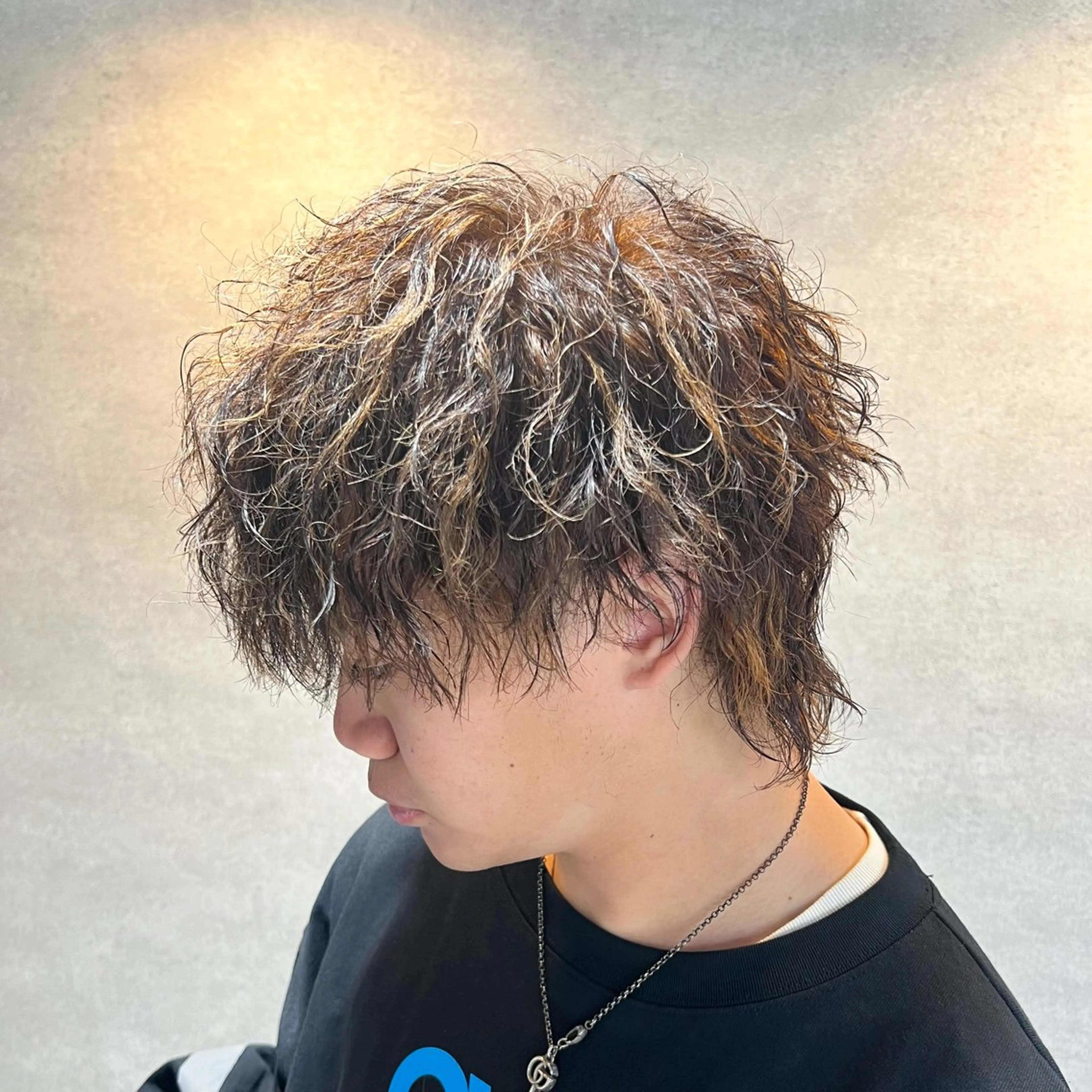 ショート カラー パーマ ヘアアレンジ メンズ センターパート メンズハイライト メンズメッシュ マッシュ メンズパーマ 仕上がり満足度No. 1🔥BLUCK🔥のヘアスタイル