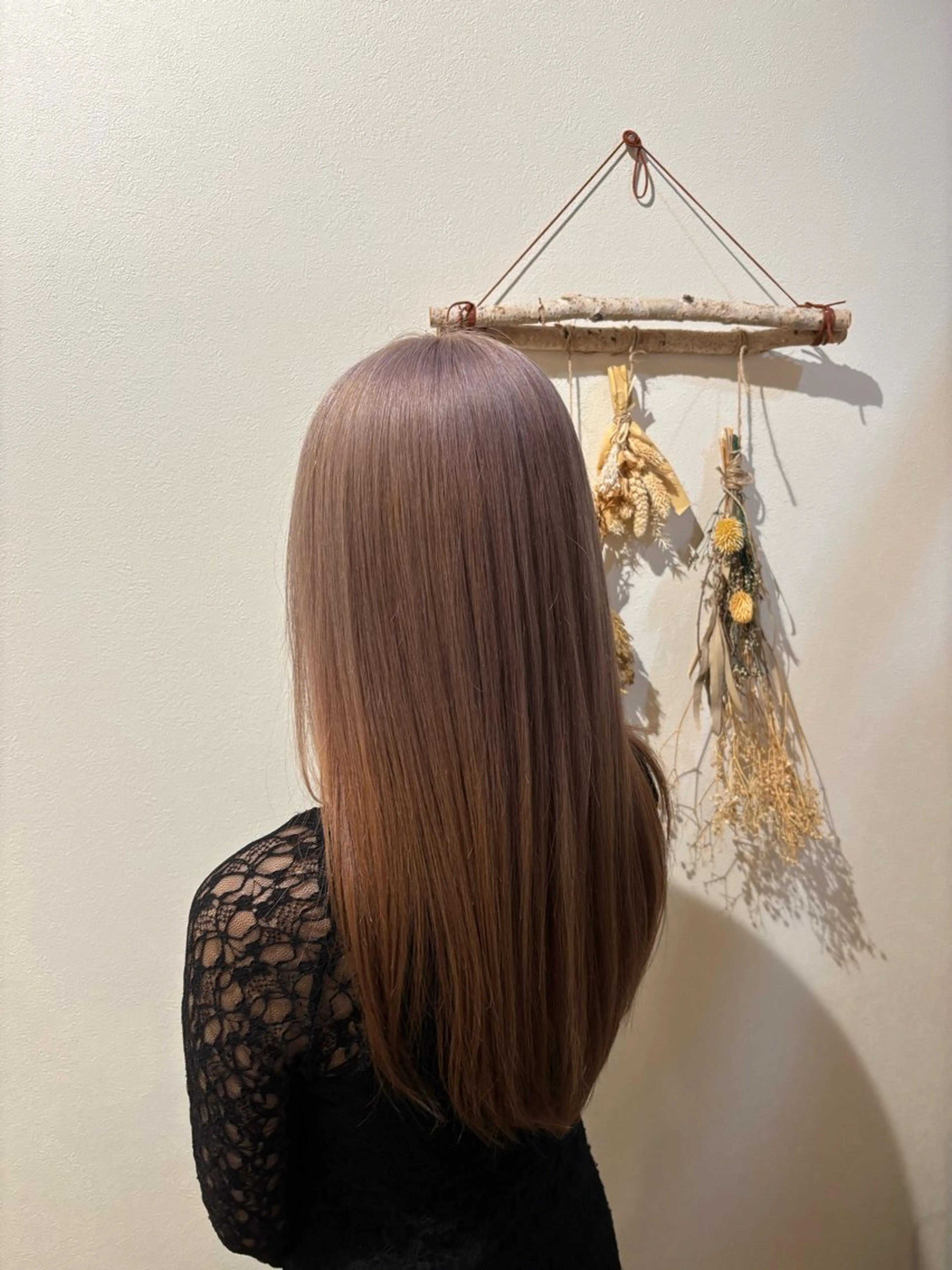 ロング カラー ベージュカラー ピンクカラー 🌟心斎橋レイヤー 艶ハイトーン/ウルフのヘアスタイル