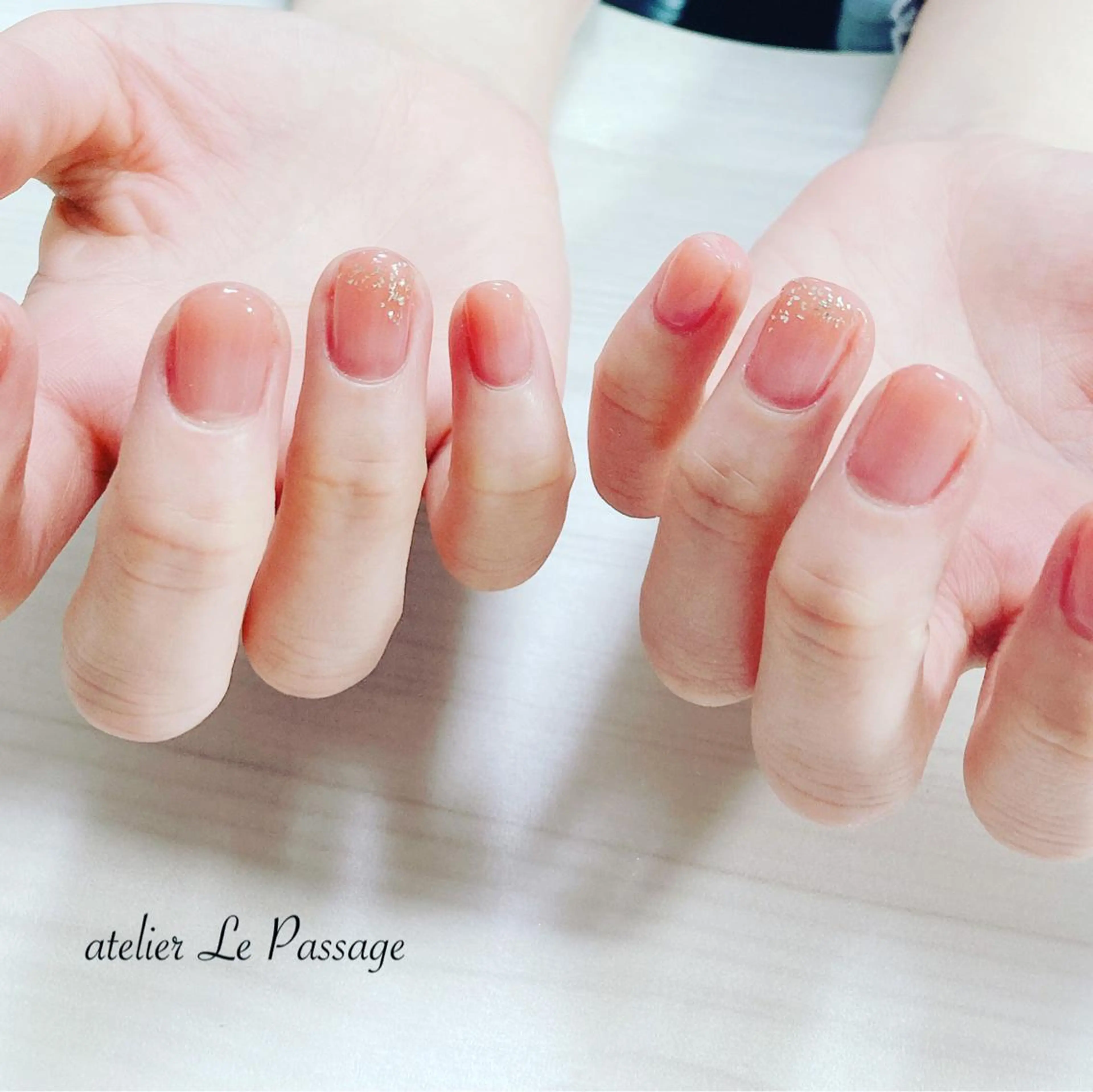 ネイル ジェルネイル グラデーション ラメ(グリッター) オフィスネイル ワンカラーネイル Atelier Le Passage所属・h nakatsukaのネイルデザイン