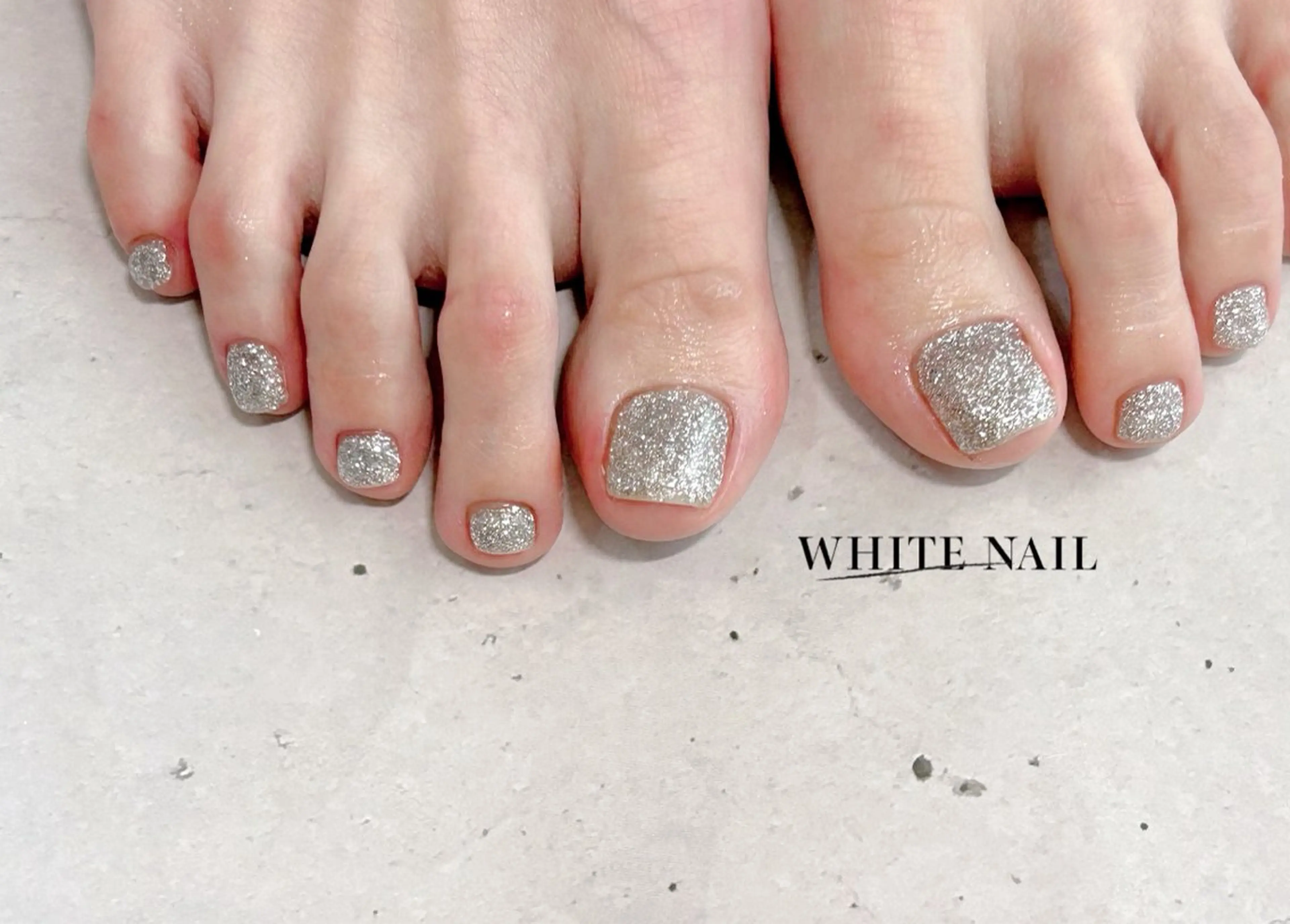 ネイル ラメ(グリッター) ワンカラーネイル フットネイル WHITE NAIL ホワイトネイルのネイルデザイン