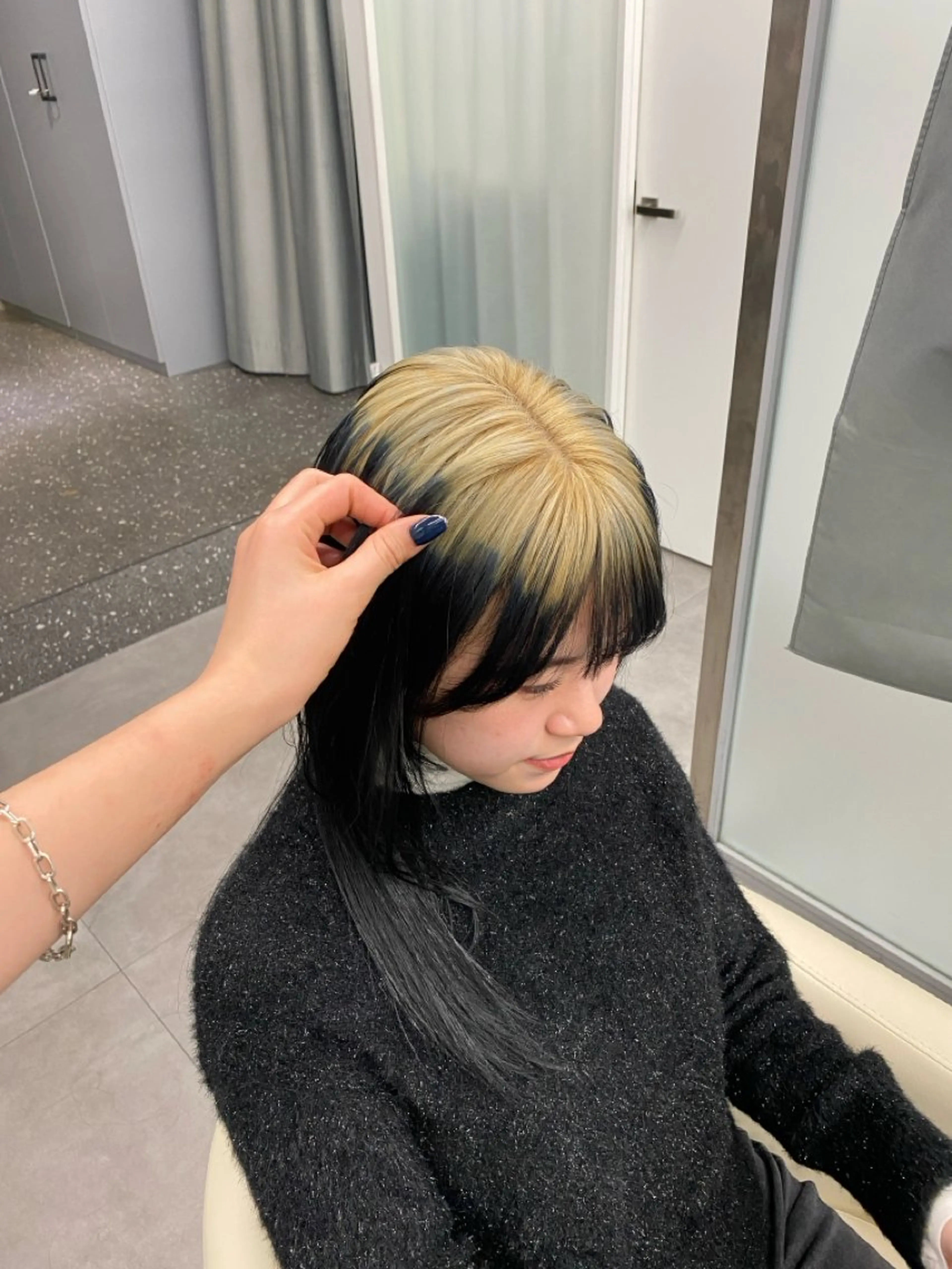 ミディアム カラー 黒髪 ブロンド ネイビーカラー 韓国風ヘア カット ヘアカラー 江坂トレンド韓国風 髪質改善shinoのヘアスタイル