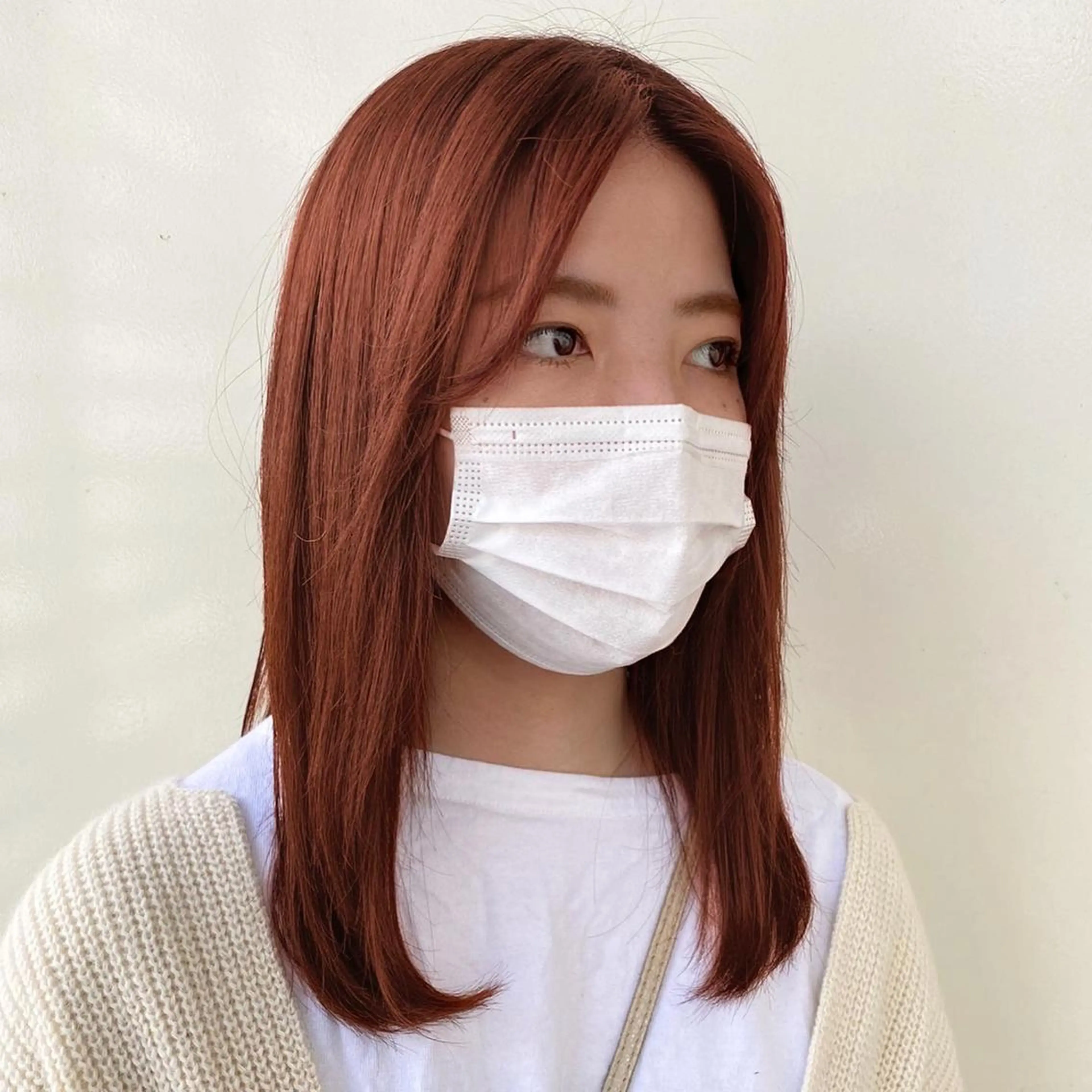 セミロング カラー ANNA ／艶髪／ハイトーンのヘアスタイル