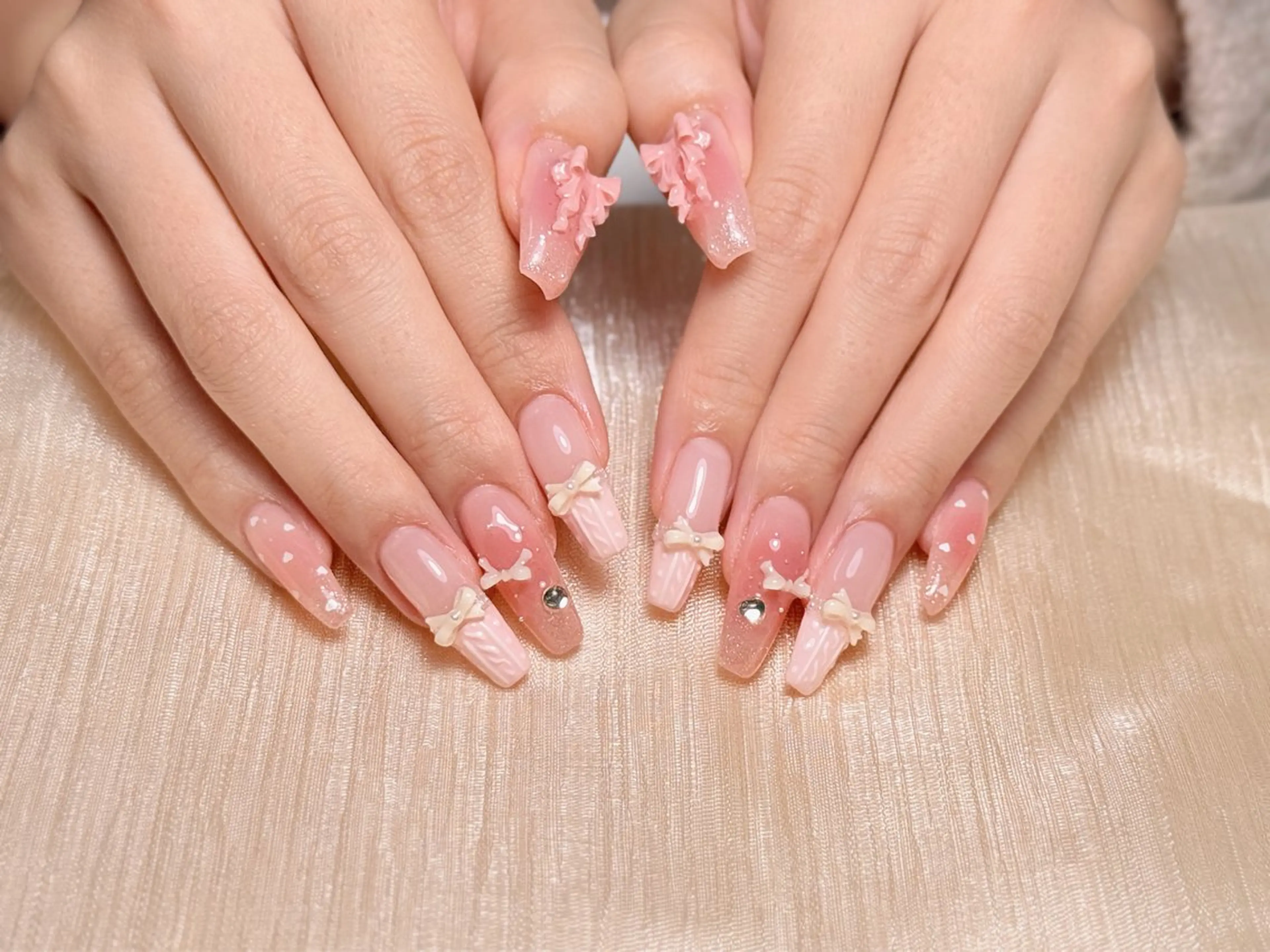 ネイル オーロラネイル チークネイル フレンチネイル ガラスフレンチ グラデーション ハンドネイル 🎀🎀YooLi Nail Salonのネイルデザイン