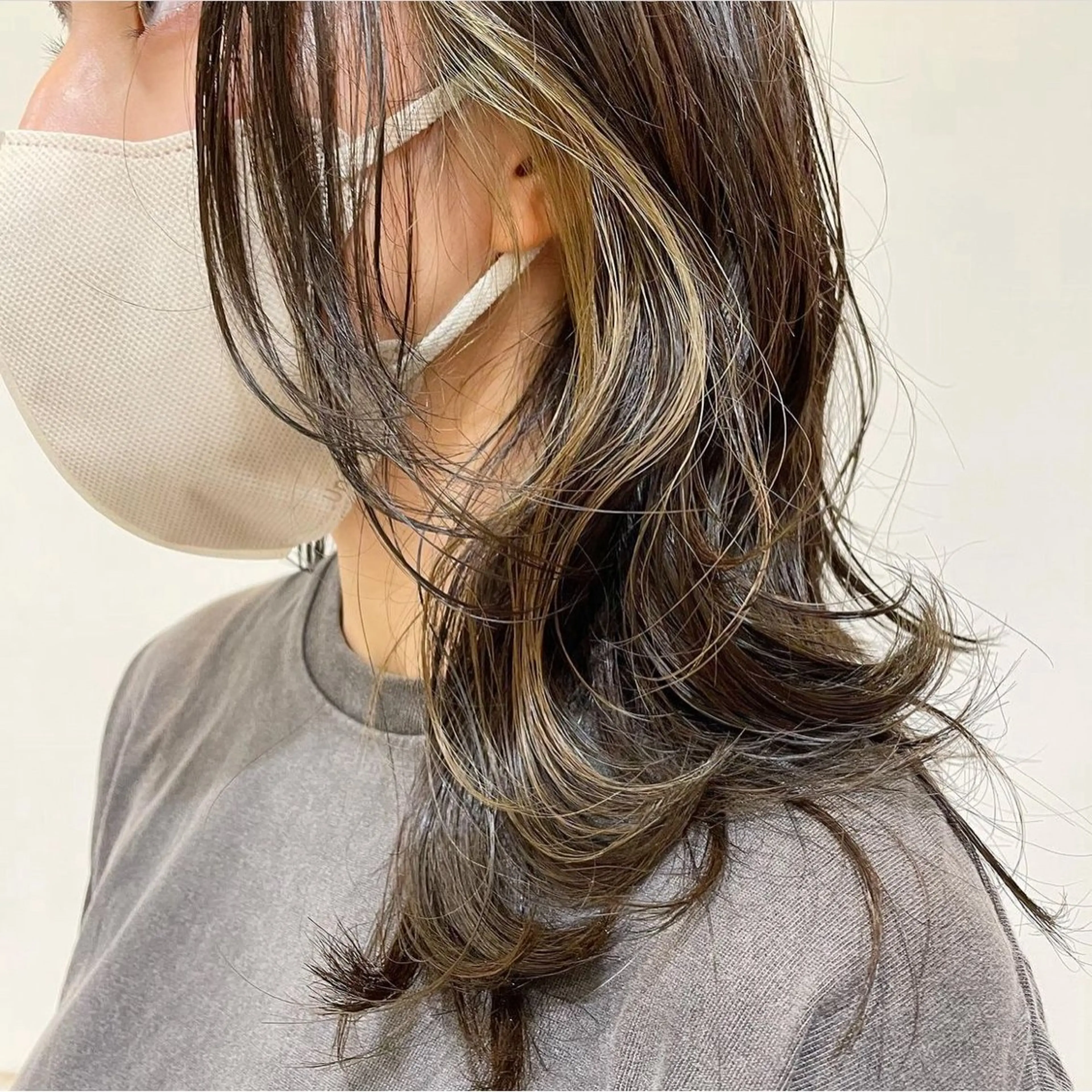 ミディアム カラー パーマ ヘアアレンジ ベージュカラー ブリーチ イヤリングカラー インナーカラー オリーブベージュ ヘアカラー トリートメント 髪質改善ストレート✨ パーマヘア✨YUKIのヘアスタイル