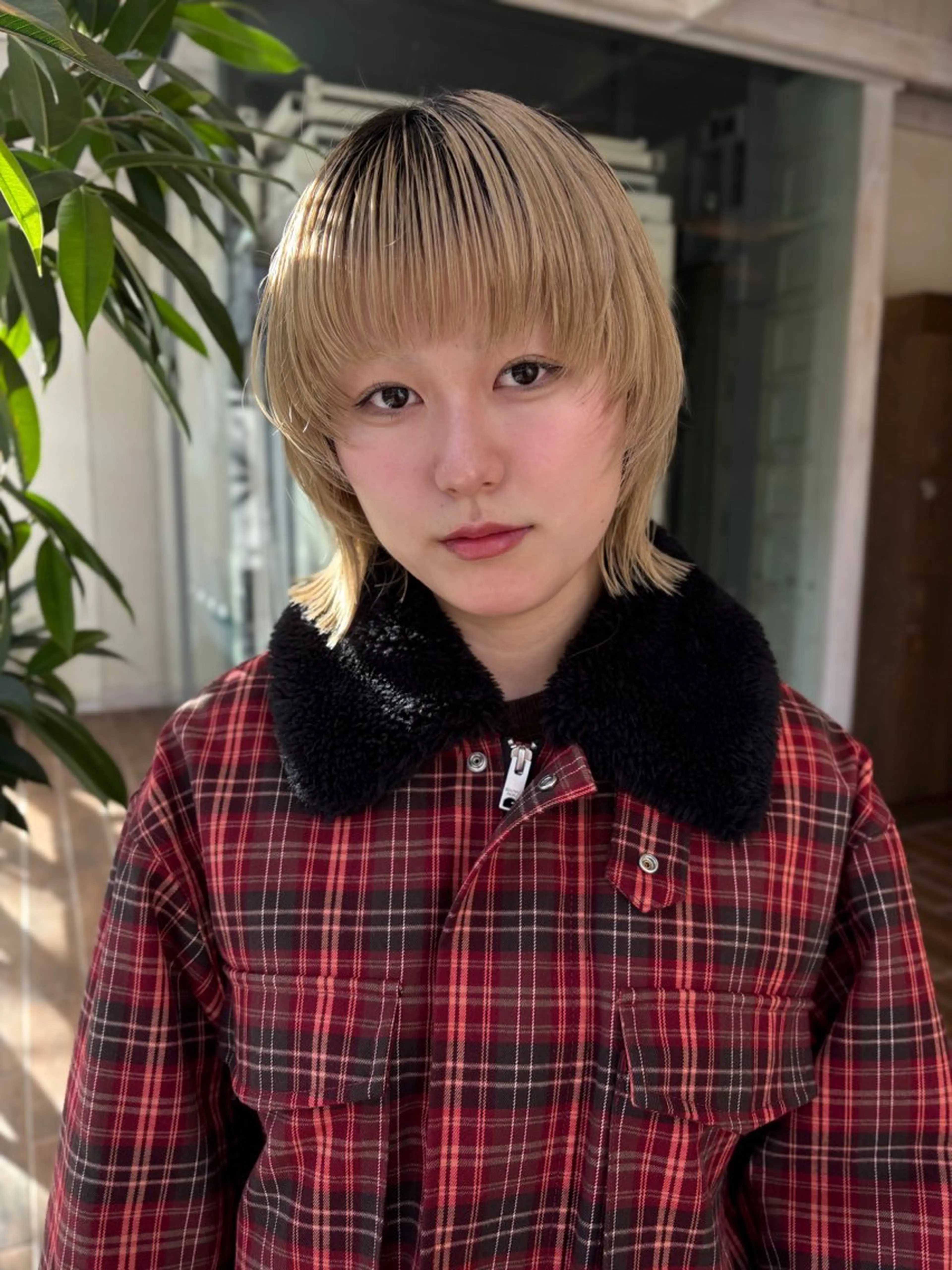 ミディアム ボブ レイヤーカット シャギー 外ハネヘア ワイドバング ハイトーン/デザイン カラー/るいのヘアスタイル