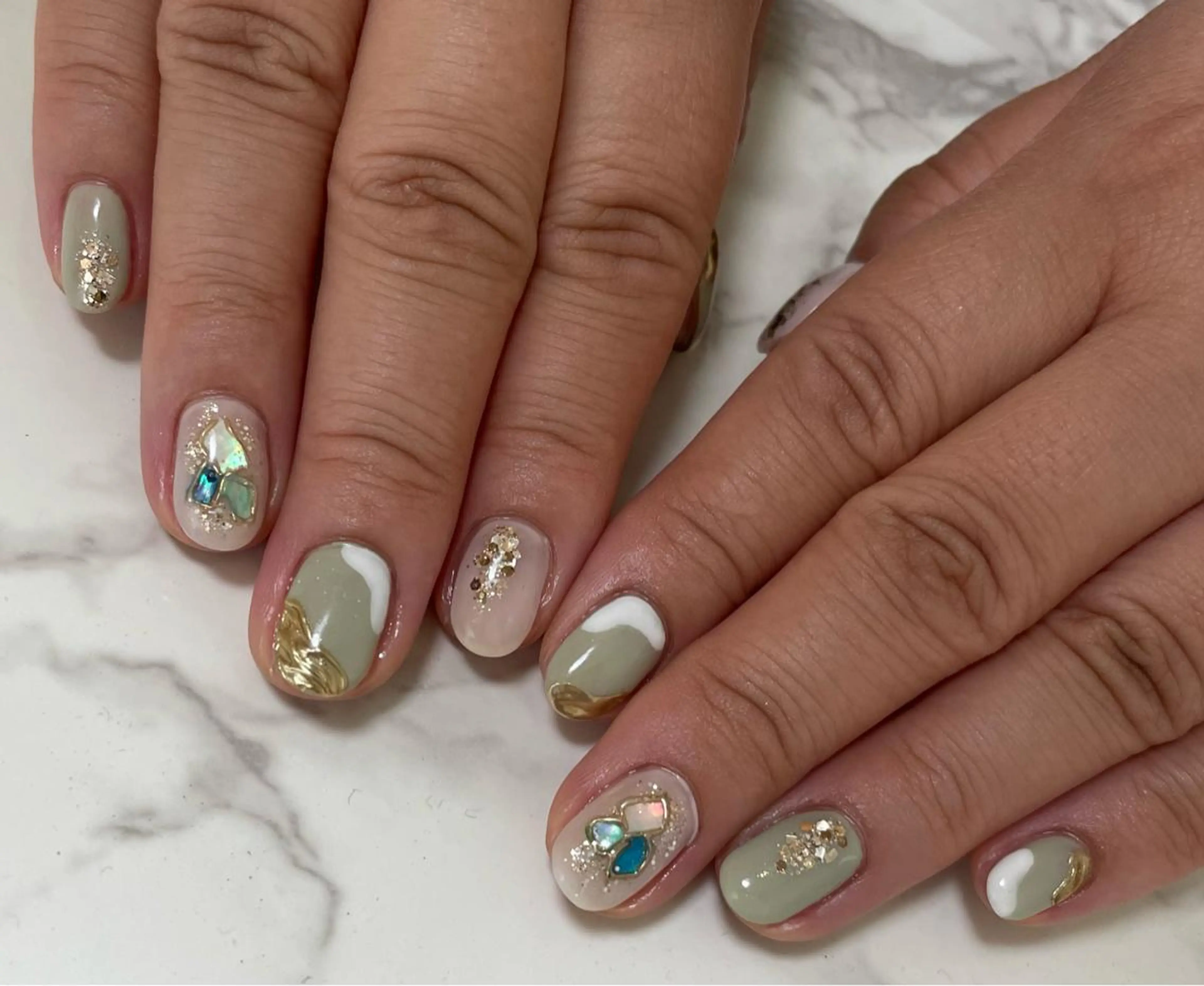 ネイル アートネイル ジェルネイル キラキラネイル ミラーネイル ニュアンスネイル 40代からの爪肌を 労る♡きちんとネイルのネイルデザイン