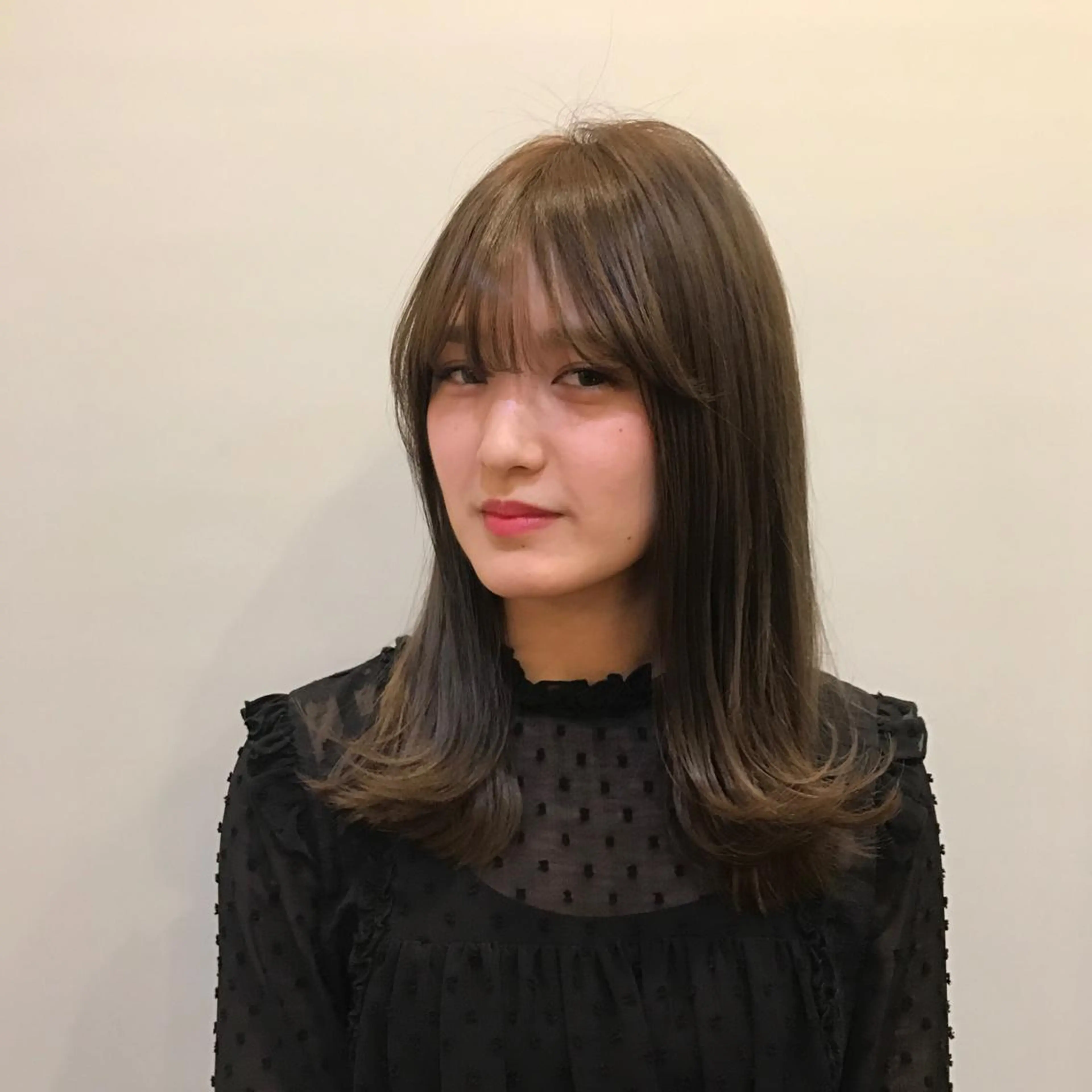 セミロング カラー イルミナカラー 外ハネヘア 日々所属・谷 大地のヘアスタイル