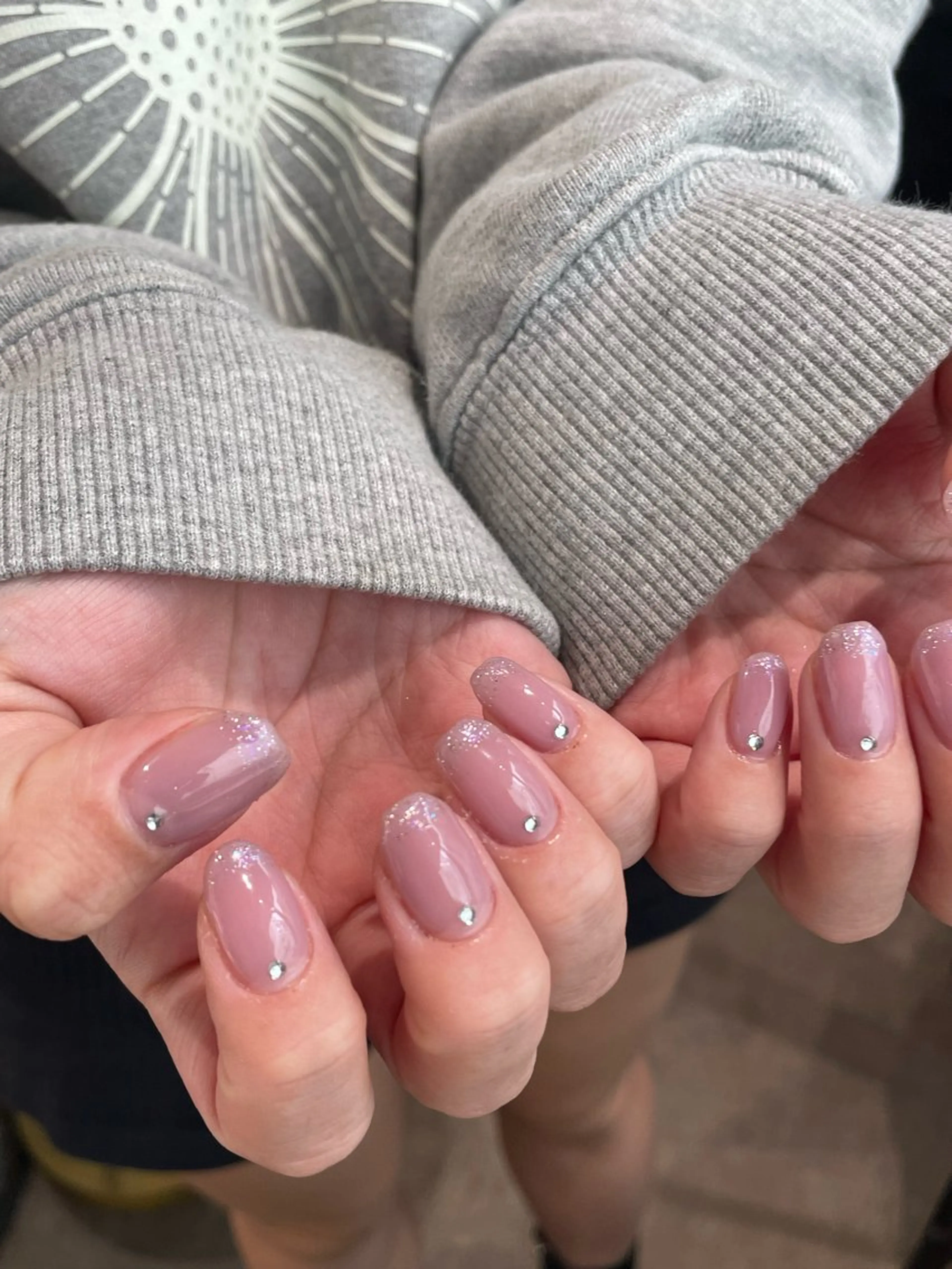 ネイル ラメ(グリッター) パープル ストーンネイル ハンドネイル ナチュラル透明感🌱 小山美樹子のヘアスタイル