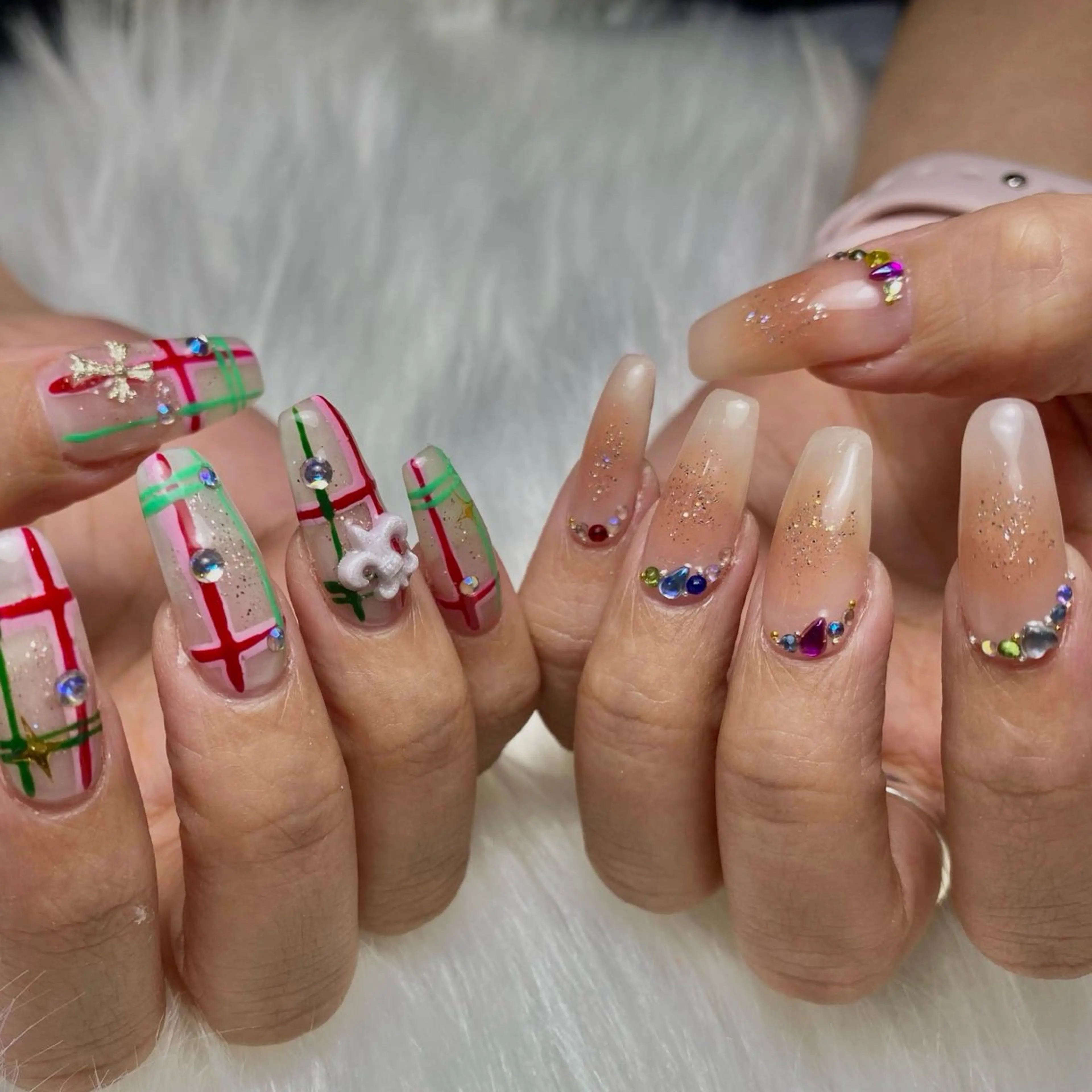 ネイル チークネイル ストーンネイル Roi〈ロワ〉 Reikaのネイルデザイン