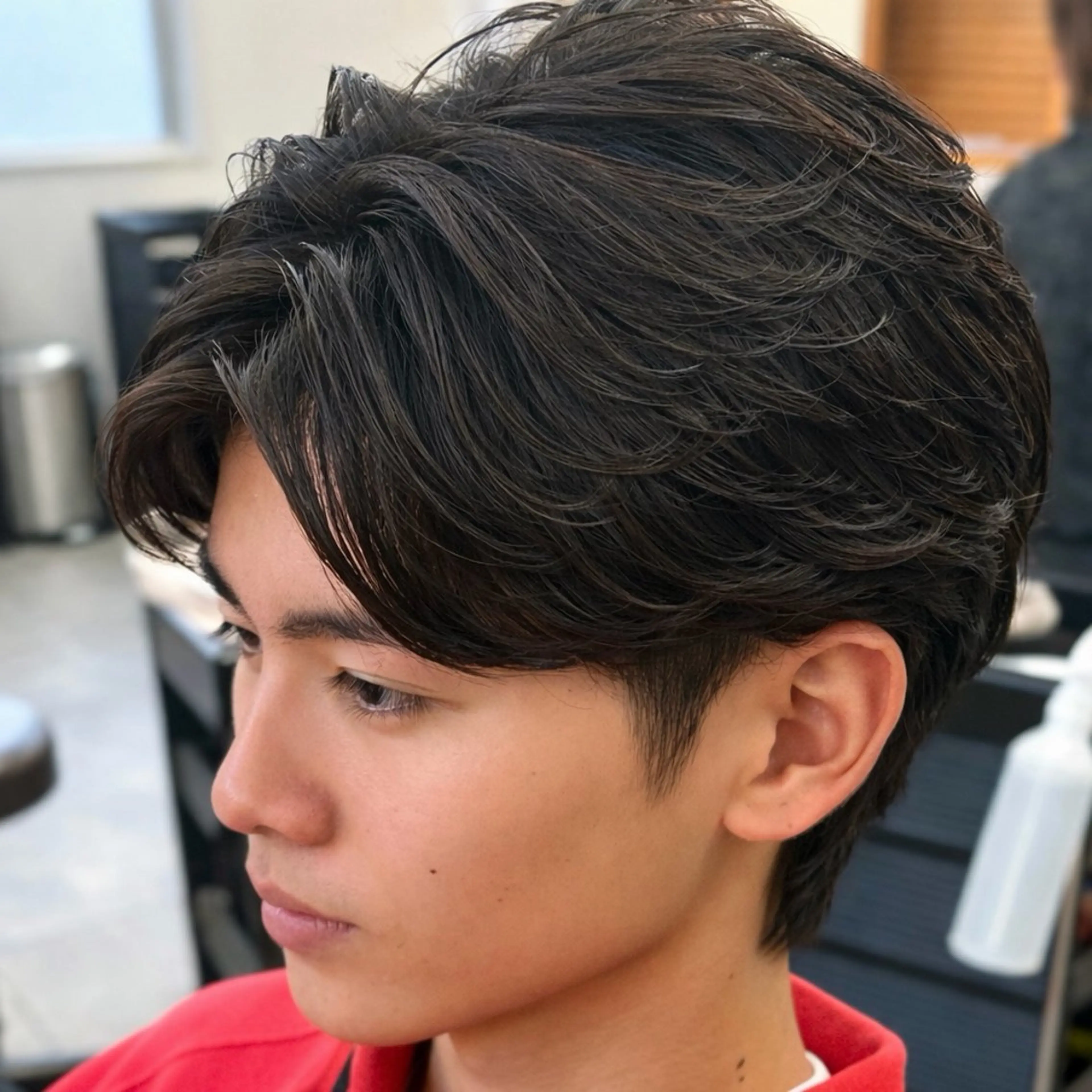 パーマ メンズ センターパート フェザーパーマ メンズ韓国風 メンズパーマ 刈り上げ カット パーマ 男の理想を叶える🔥 メンズパーマ特化｜関のヘアスタイル