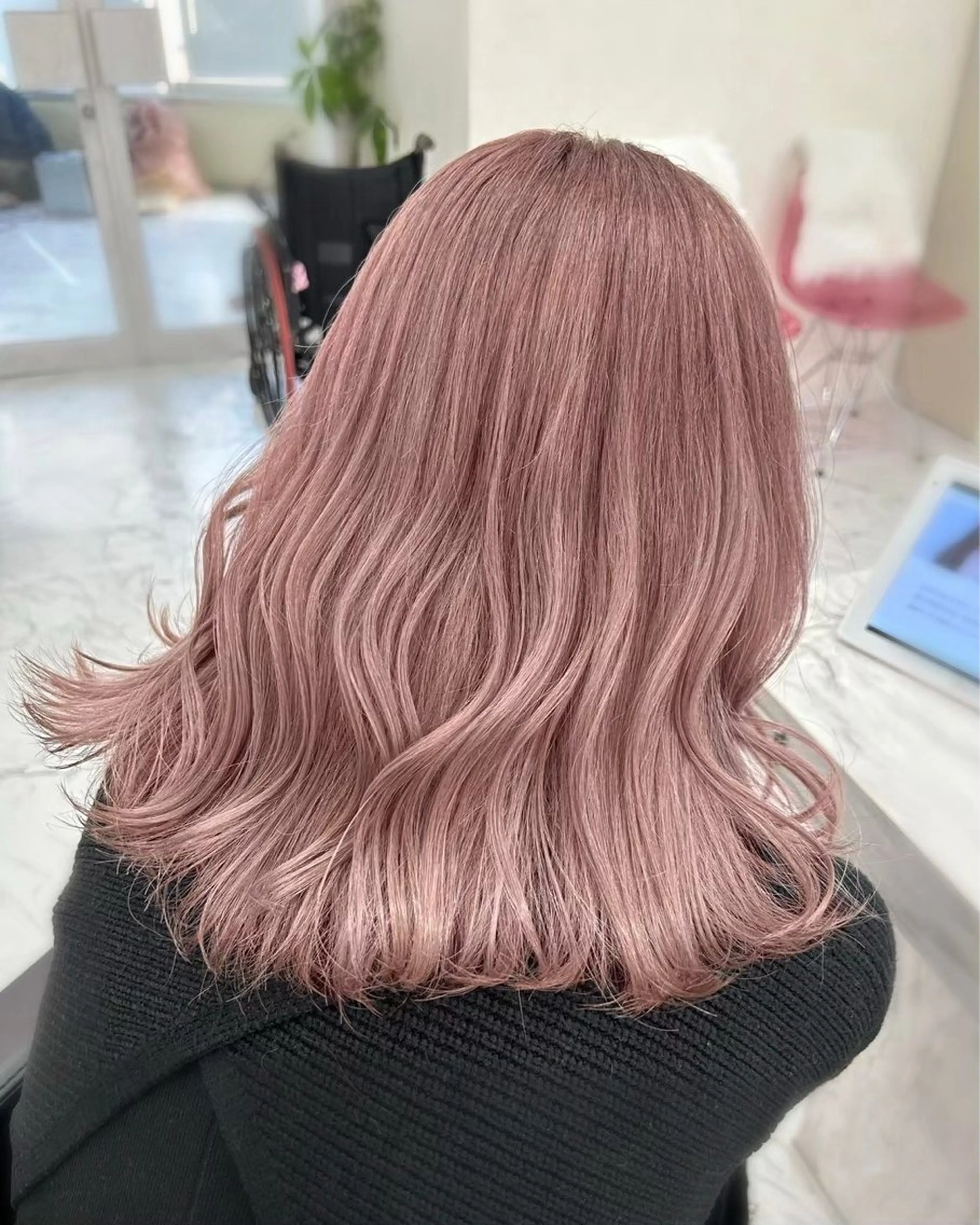 セミロング カラー ブリーチ ピンクカラー 暖色カラー🩷 ハイトーン🦋/紗矢のヘアスタイル