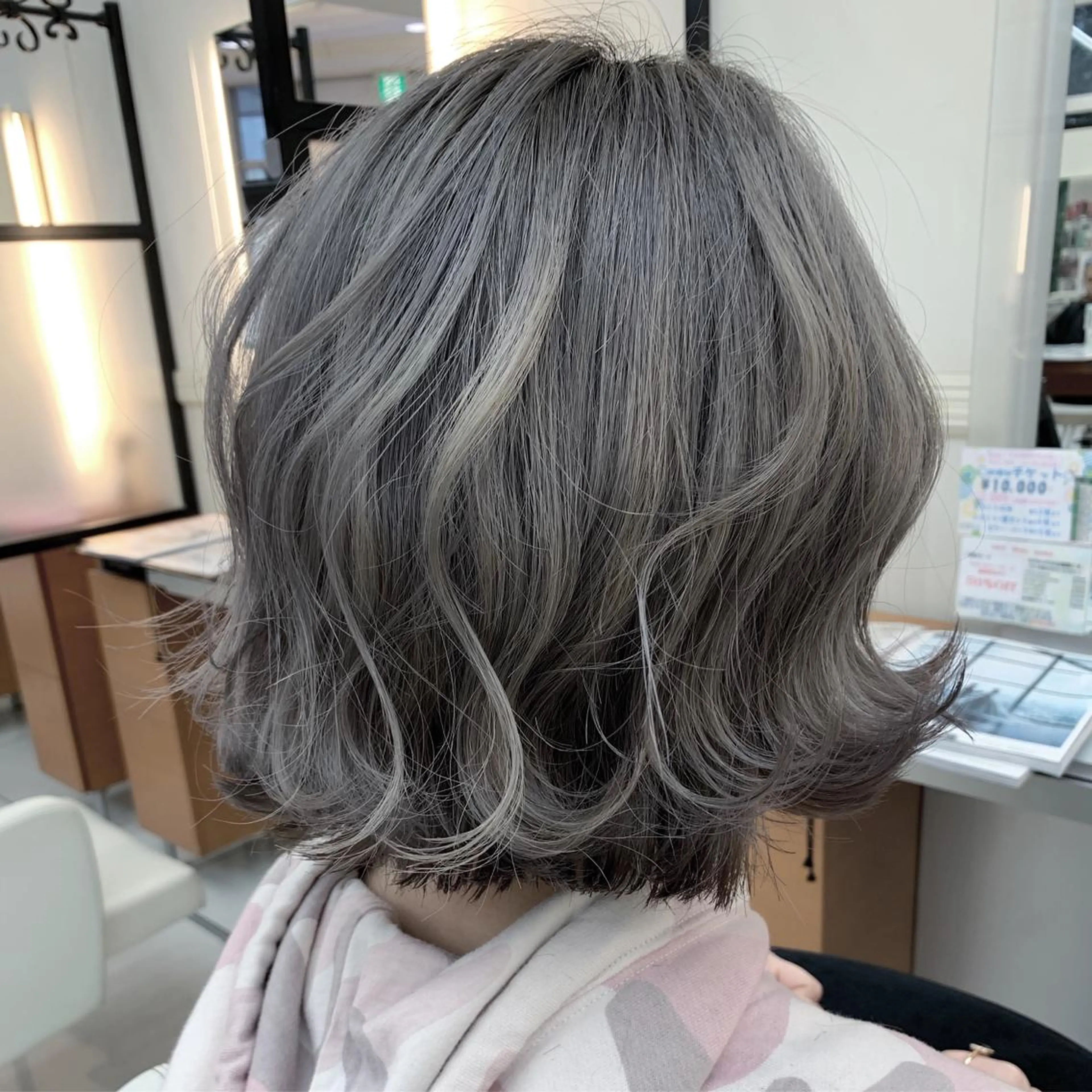 ショート カラー グレージュ ハイライトカラー ハイライト カット ヘアカラー N° jillva ♦️川端裕司♦️のヘアスタイル