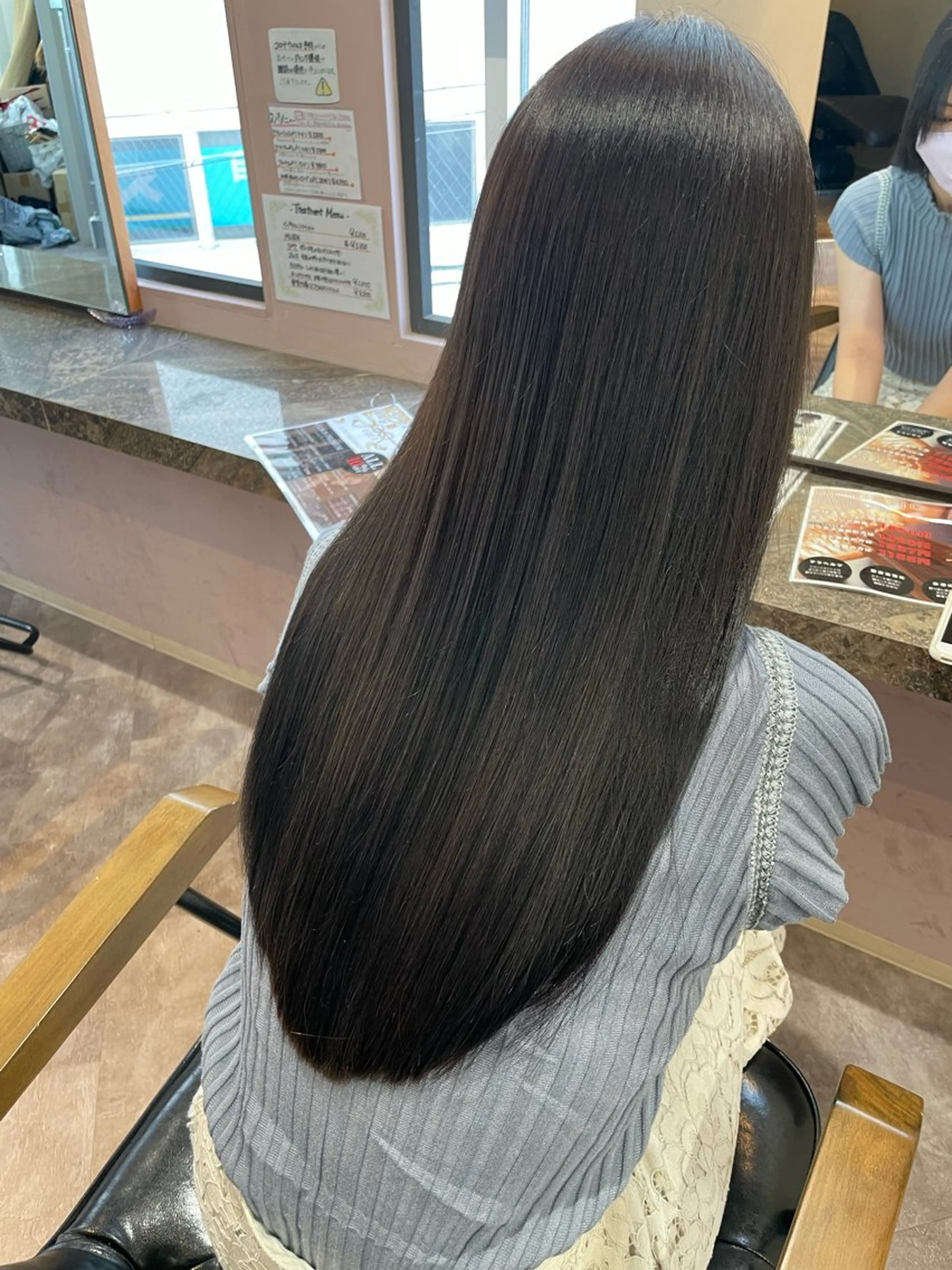 ロング esse大阪茶屋町店所属・レイヤーカット 新井田陽寿のヘアスタイル
