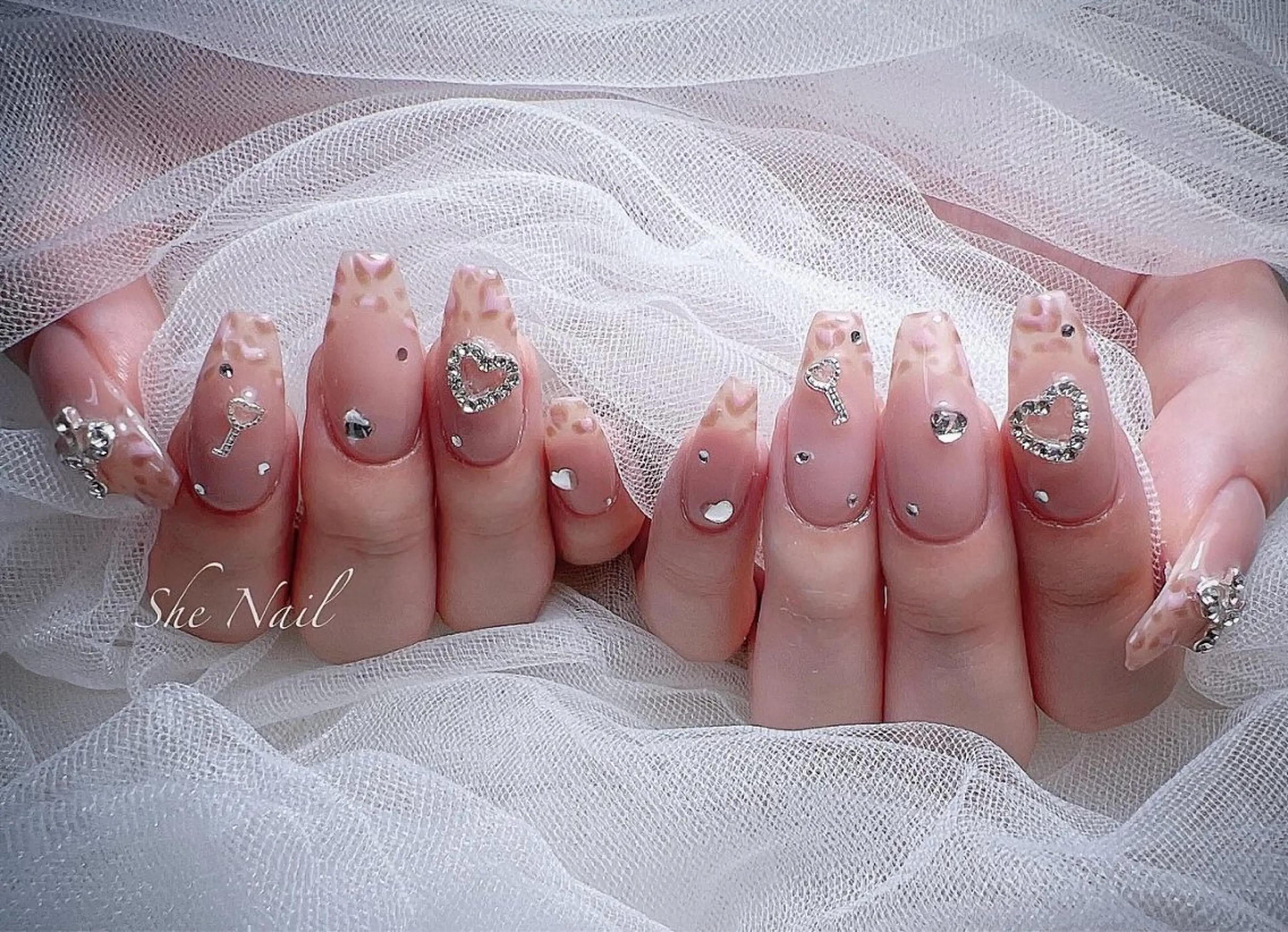 ネイル チークネイル 長さ出し グラデーション ラメ(グリッター) ラメグラデーション ハンドネイル She   Nail所属・ISA_ BELLAのネイルデザイン