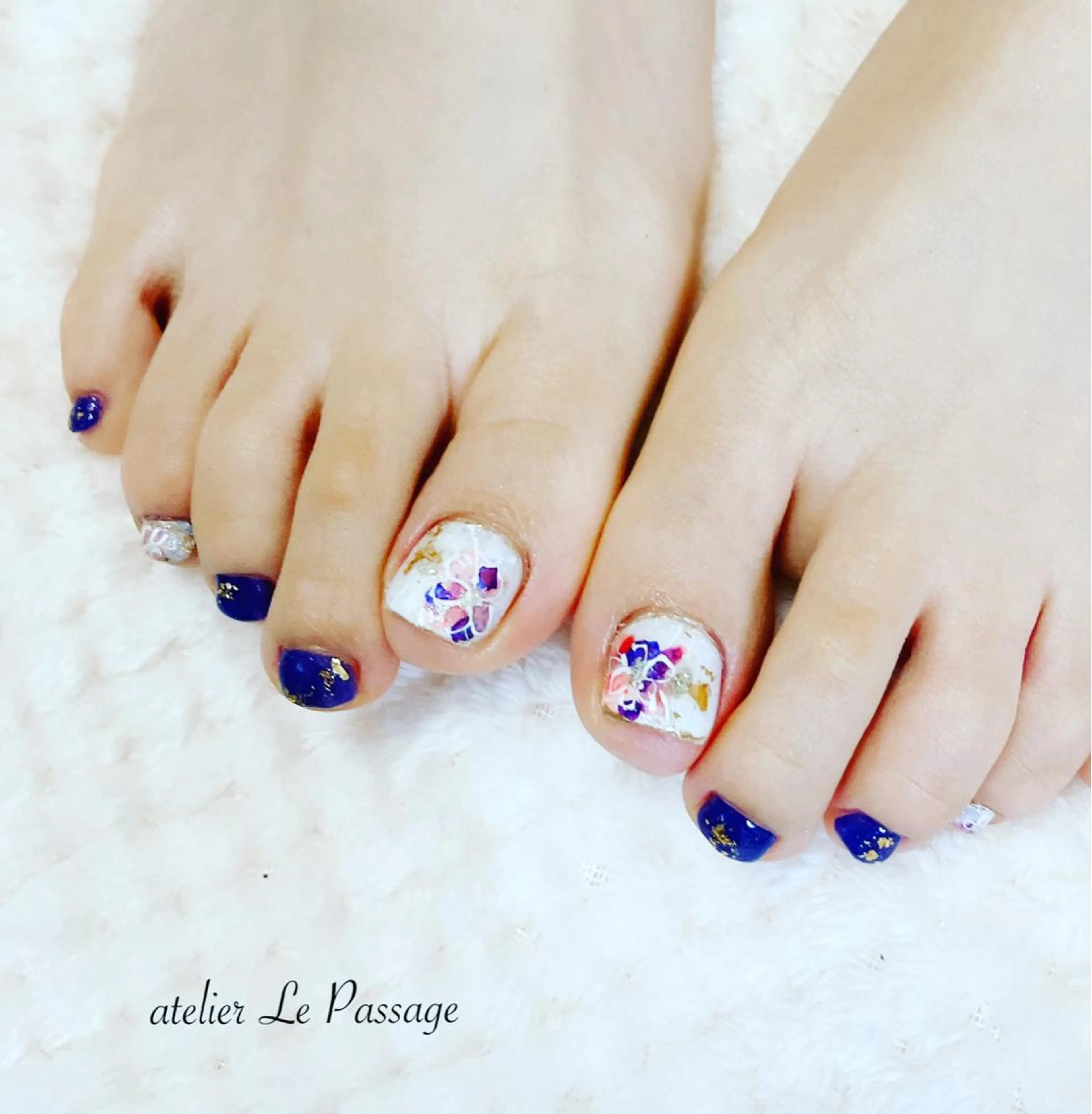 ネイル ブルー フラワーネイル フットネイル ジェルネイル パラジェル Atelier Le Passage所属・h nakatsukaのネイルデザイン