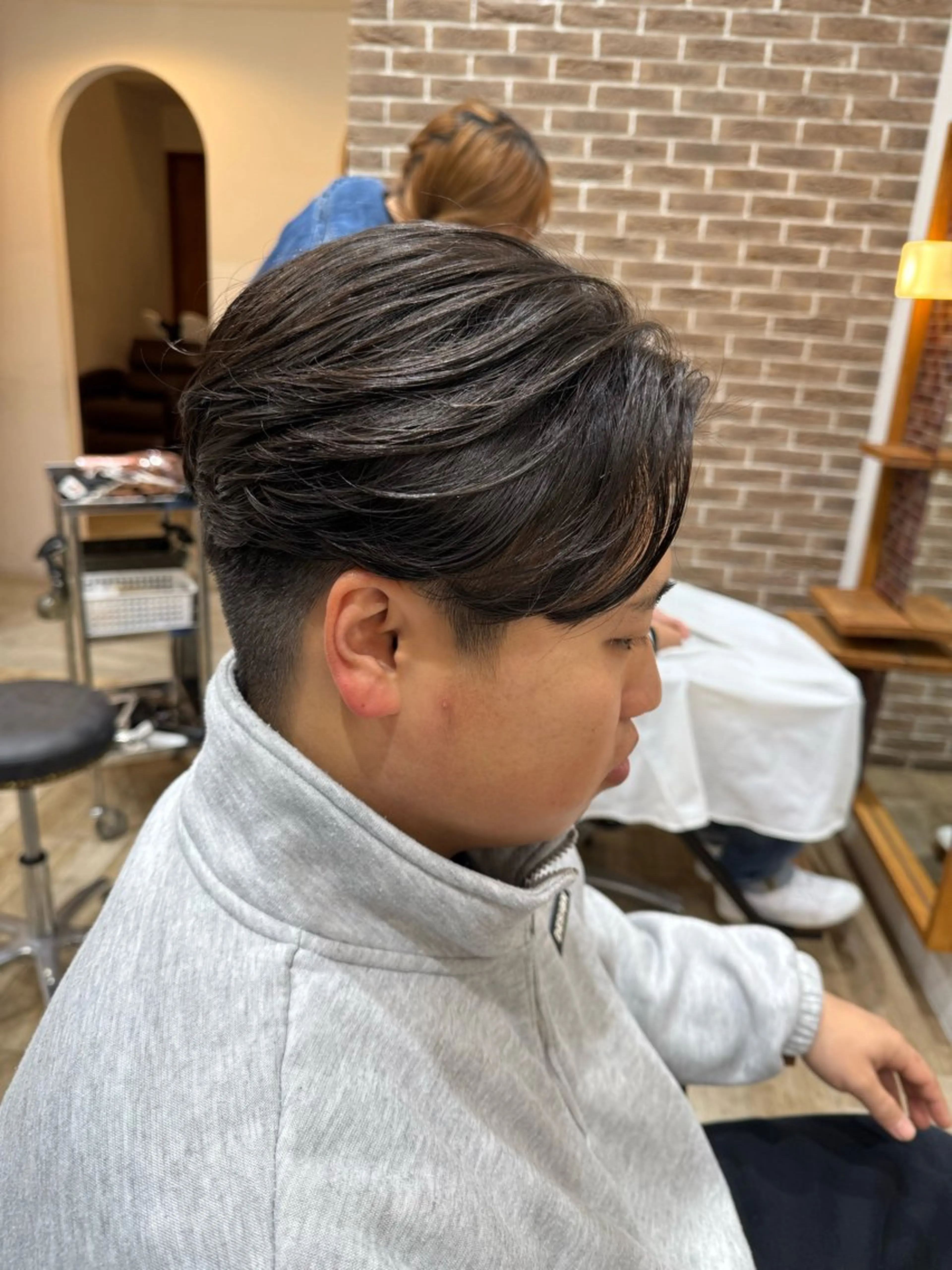 ショート パーマ メンズ メンズブリーチ センターパート フェードカット フェザーパーマ メンズハイライト peakshair所属・髪質改善/メンズパ ーマ𝒀𝑼𝑻𝑶のヘアスタイル