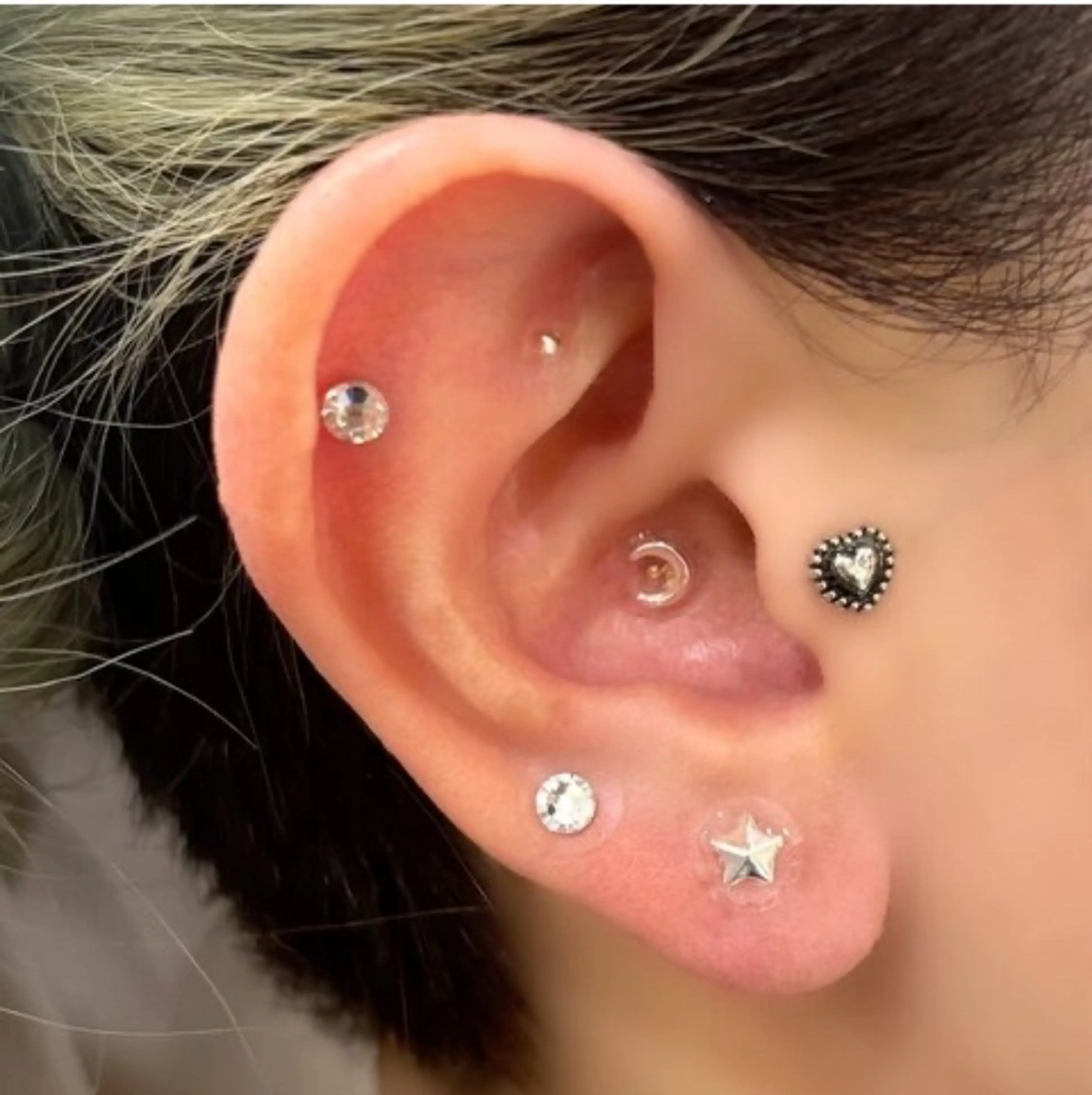 【話題の耳つぼジュエリー導入記念💎】期間限定モニター価格　カスタムプラン　片耳5粒(計10粒)¥3740​〜​の写真