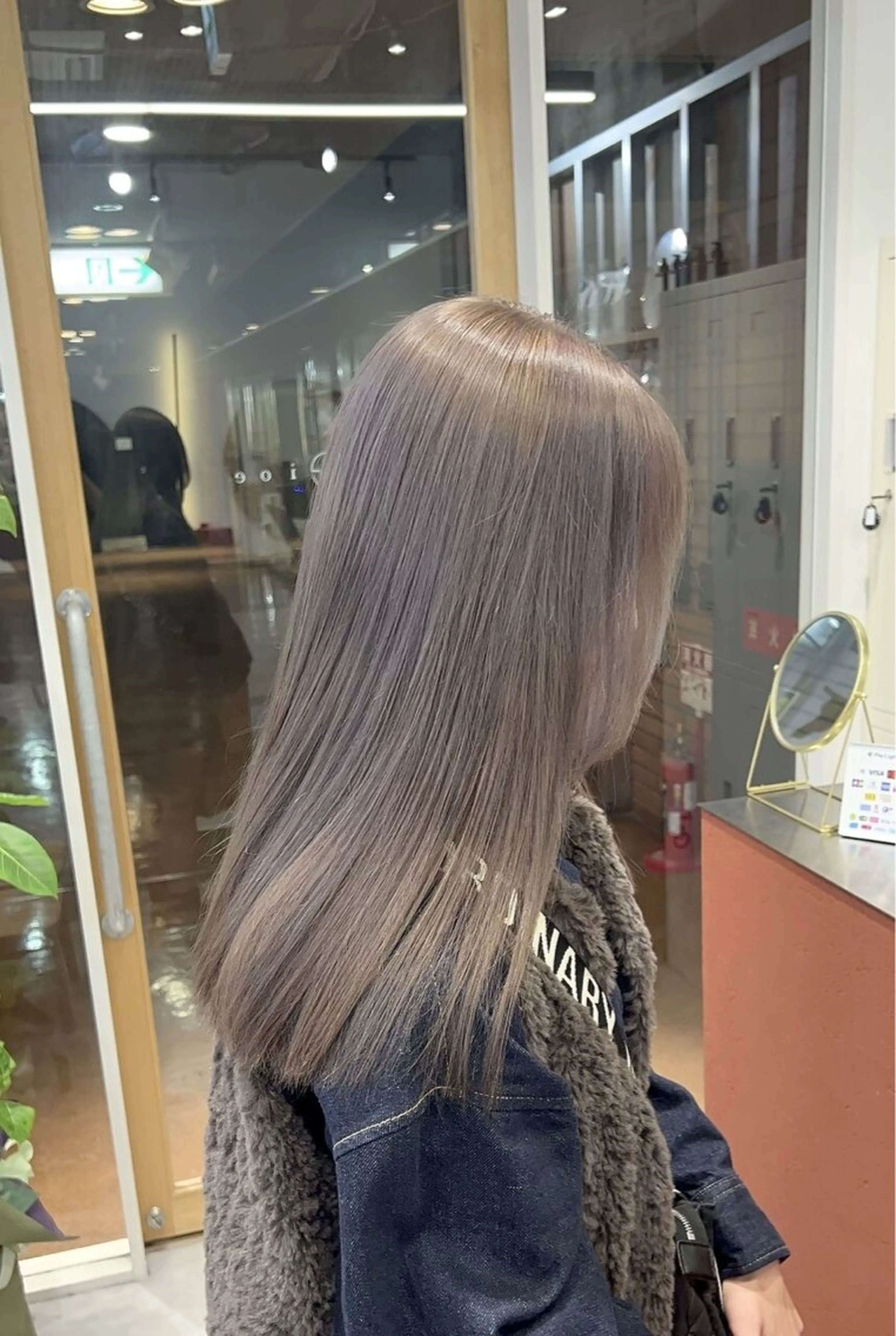 ミディアム カラー パーマ アッシュ アッシュグレー アッシュグレージュ ベージュカラー 黒髪 ヘアカラー トリートメント ブリーチなし/ ベージュ/akiraのヘアスタイル