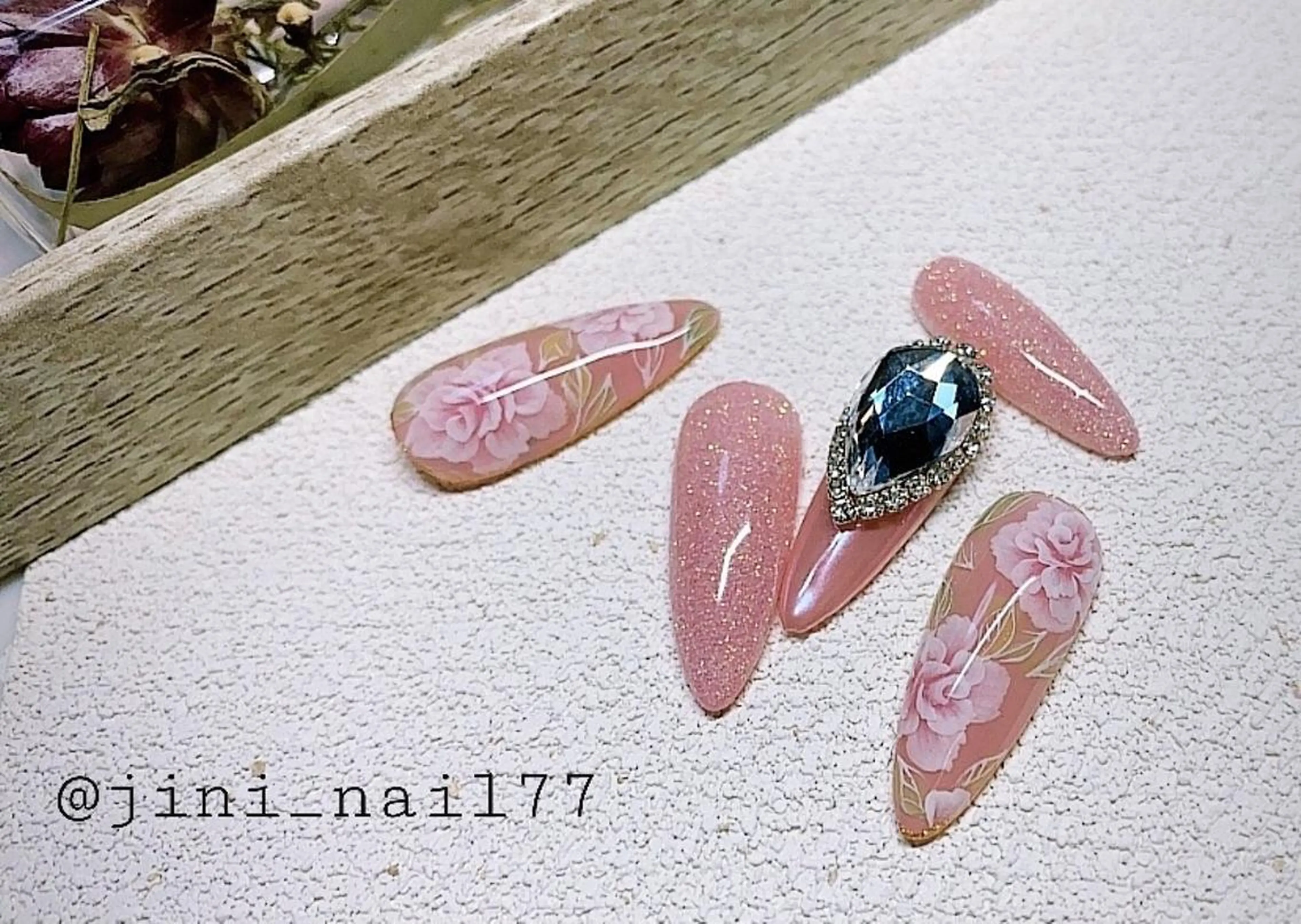 ネイル ハンドネイル JINI NAIL所属・ジニ ネイルのネイルデザイン