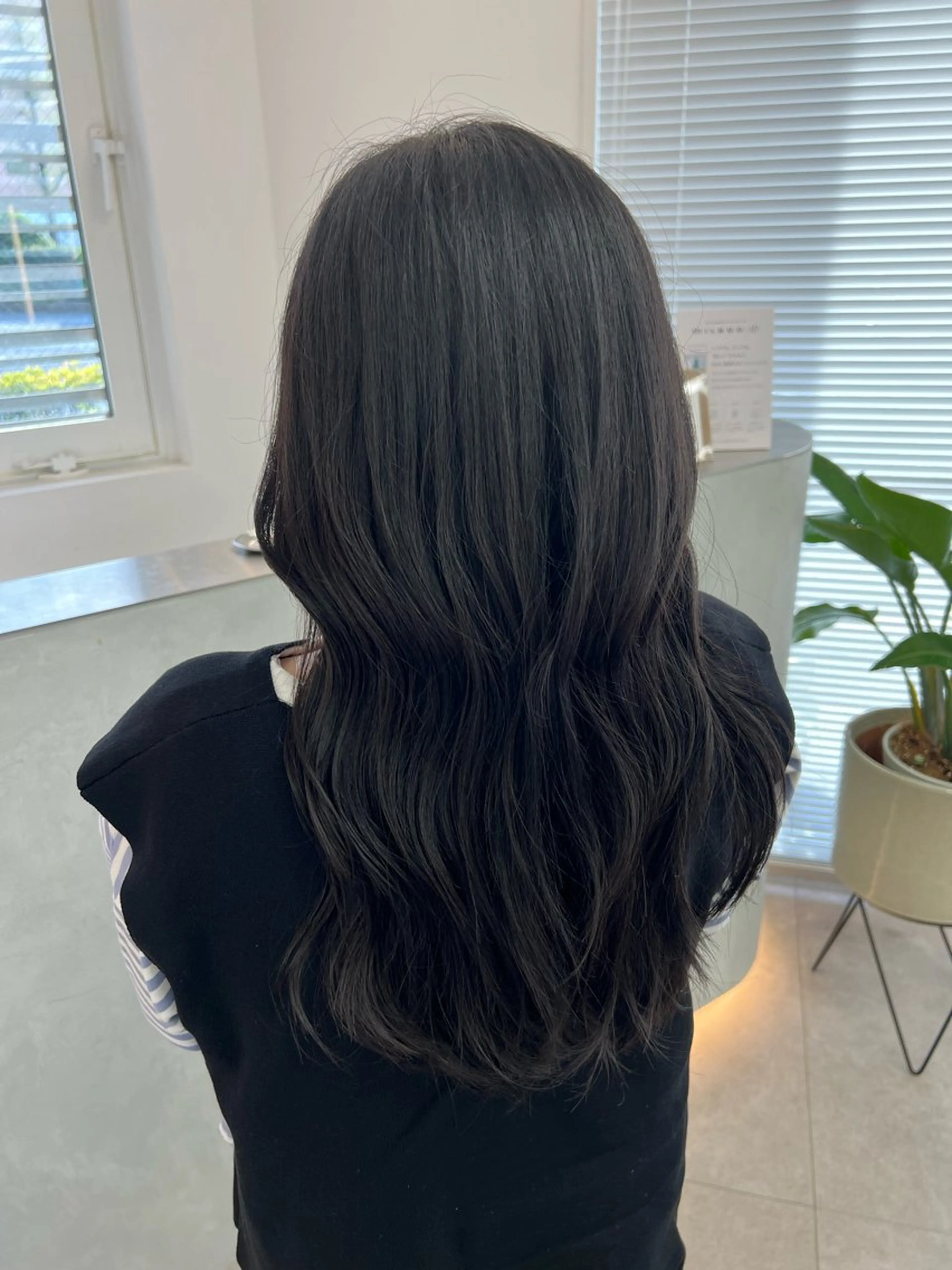 ロング カラー 小森聖奈 韓国風レイヤーカットのヘアスタイル